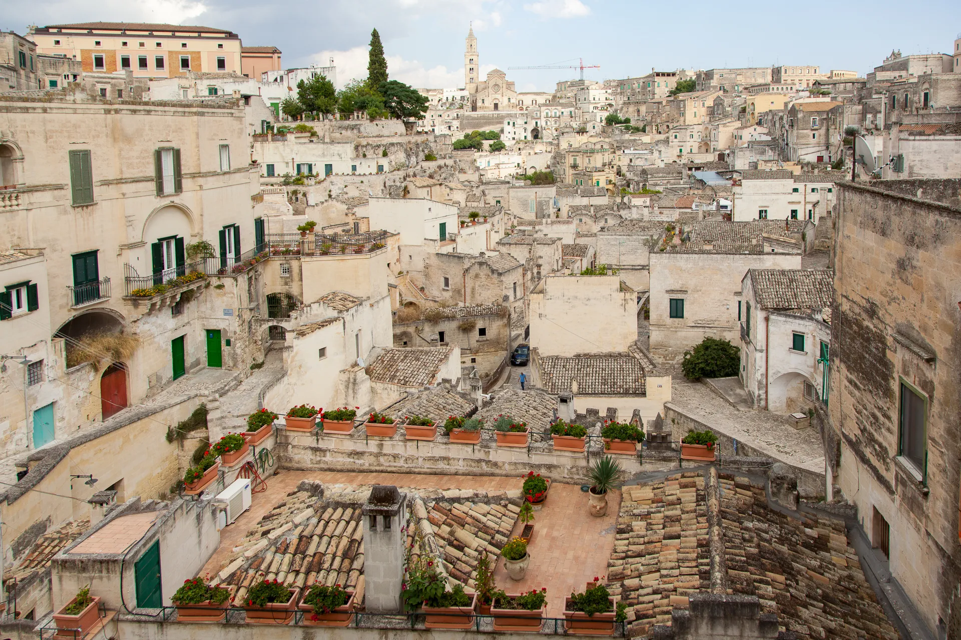 Vista sui Sassi di Matera con la Cattedrale sullo sfondo.