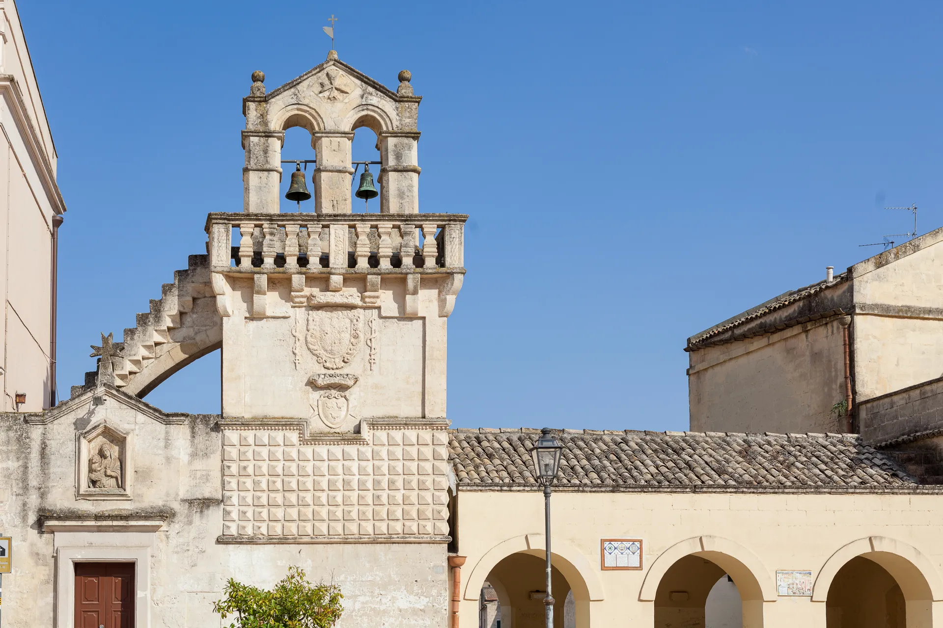 Campanile storico in pietra bianca a Matera.