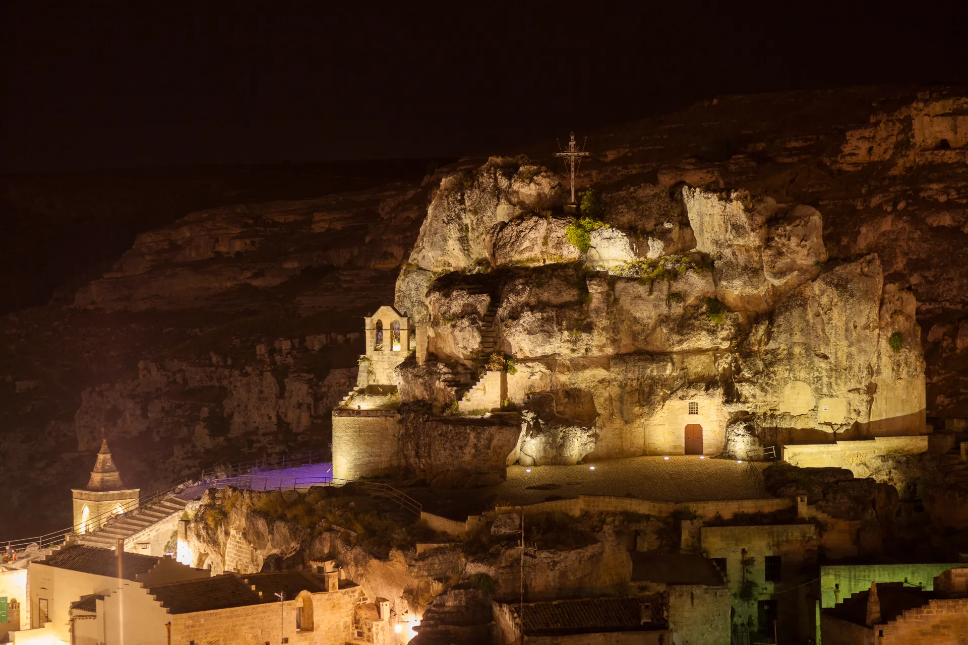Chiesa rupestre illuminata nei Sassi di Matera.