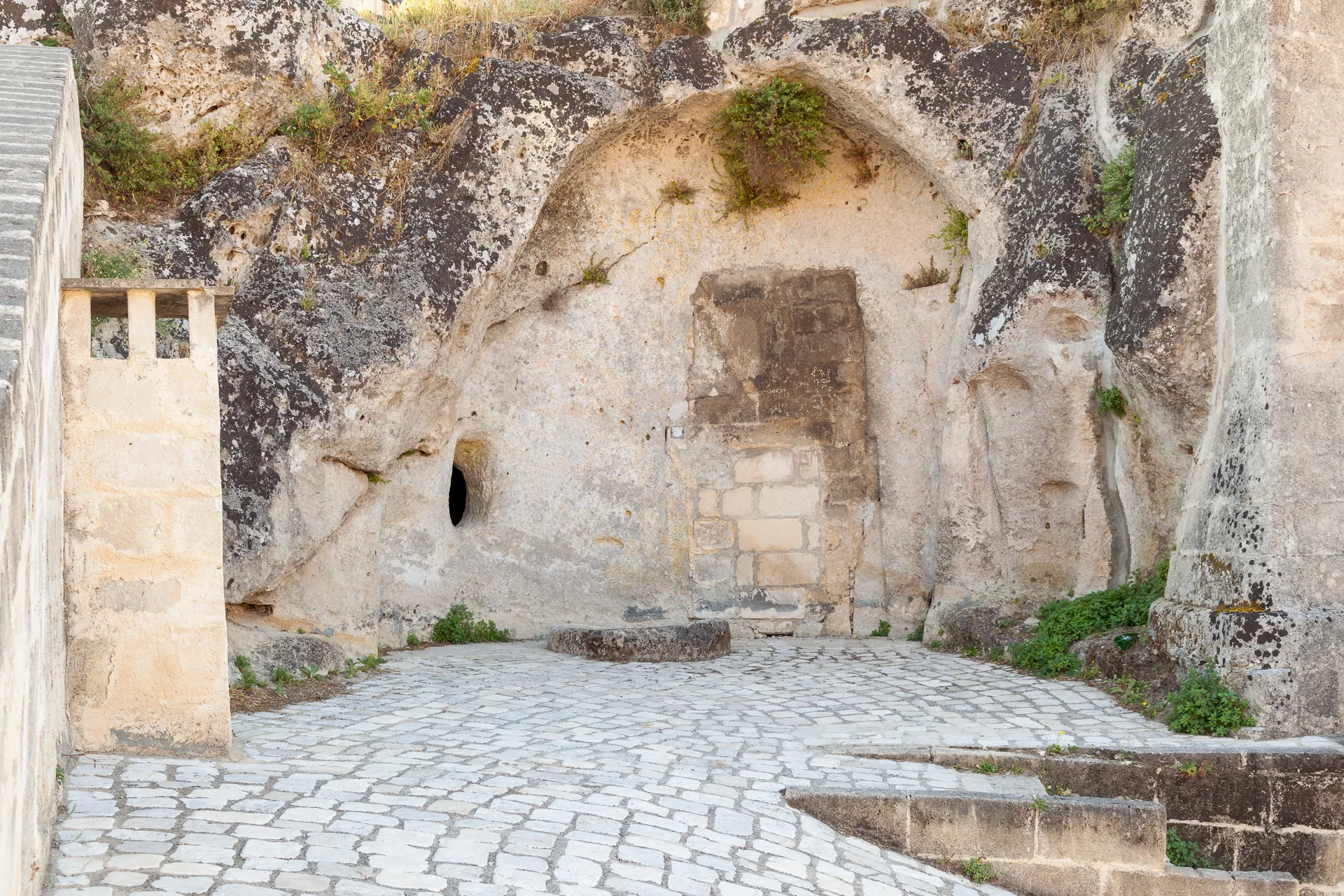 Veduta di una casa grotta nei Sassi di Matera.