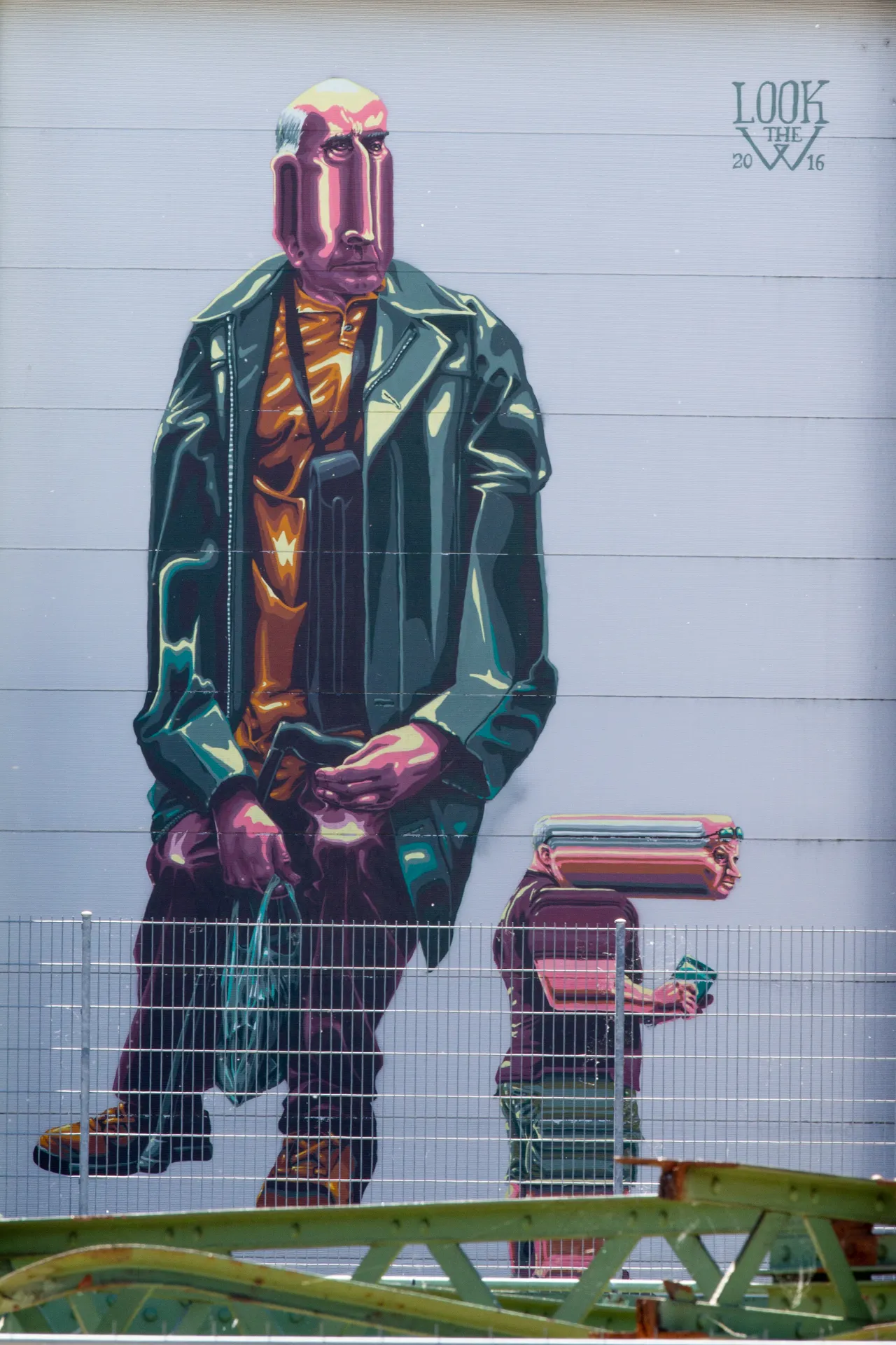 Murales di figure umane distorte nell'area industriale di Linz.