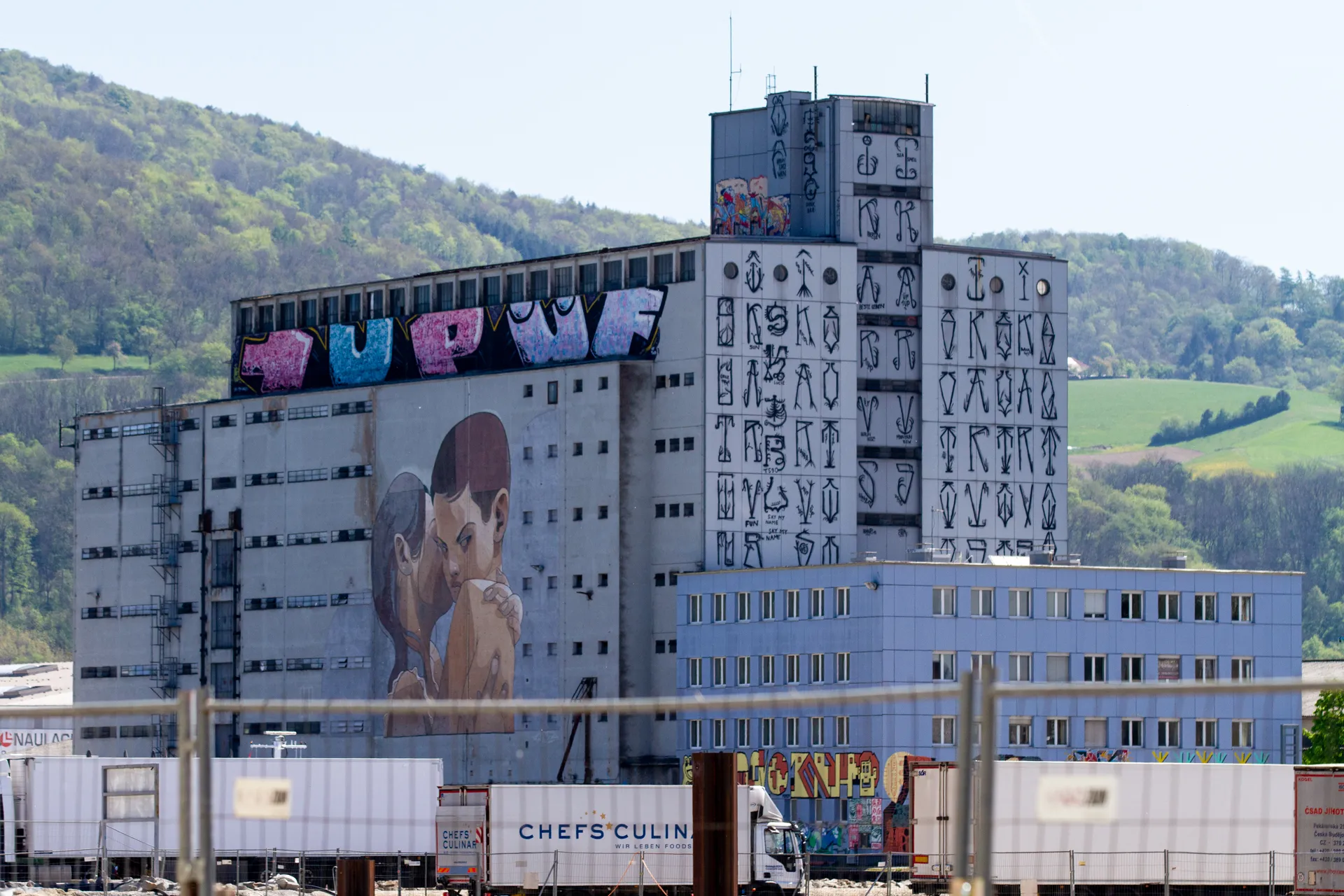 Edificio industriale decorato con murales e graffiti a Linz.