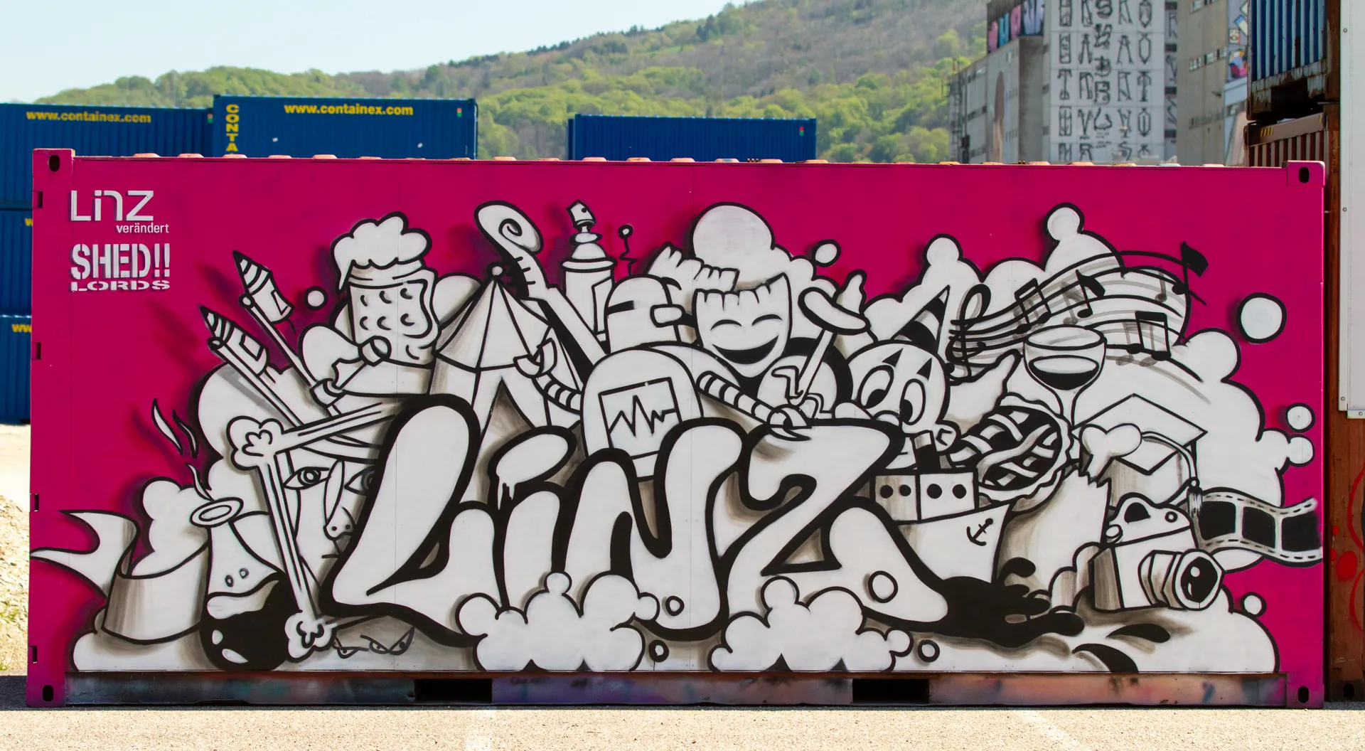 Graffiti stilizzati su un container nell'area industriale di Linz.