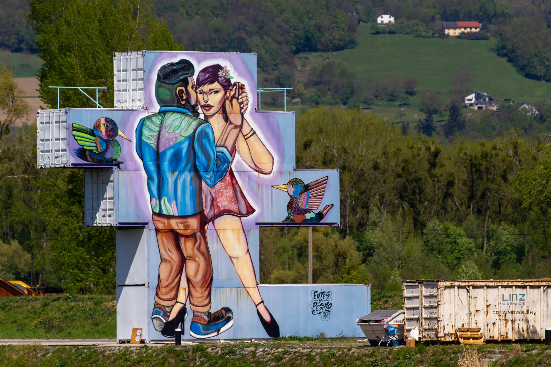 Murales con ballerini dipinto su container nell'area industriale di Linz.