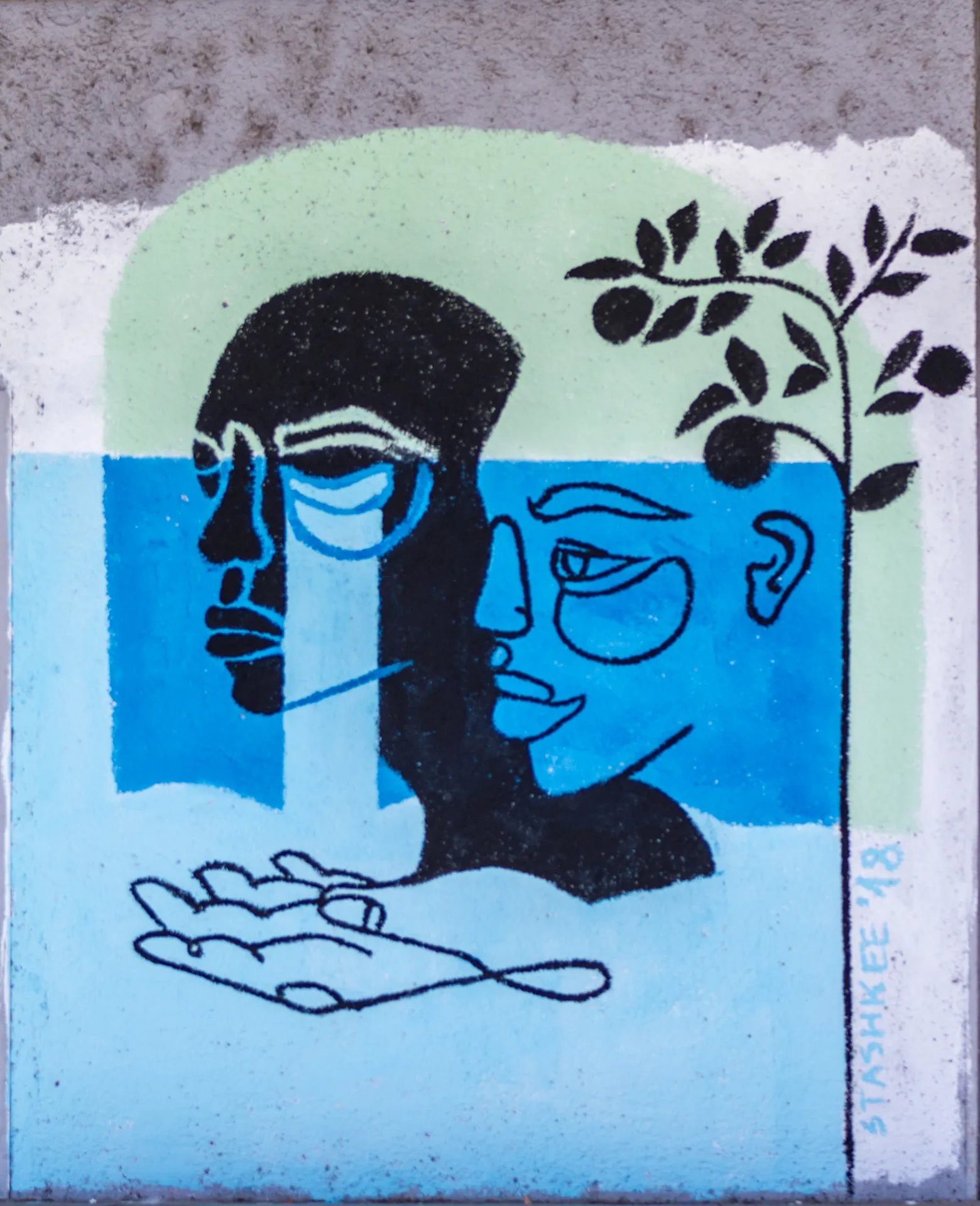 Murales colorato di un volto su un edificio industriale a Linz, Austria.
