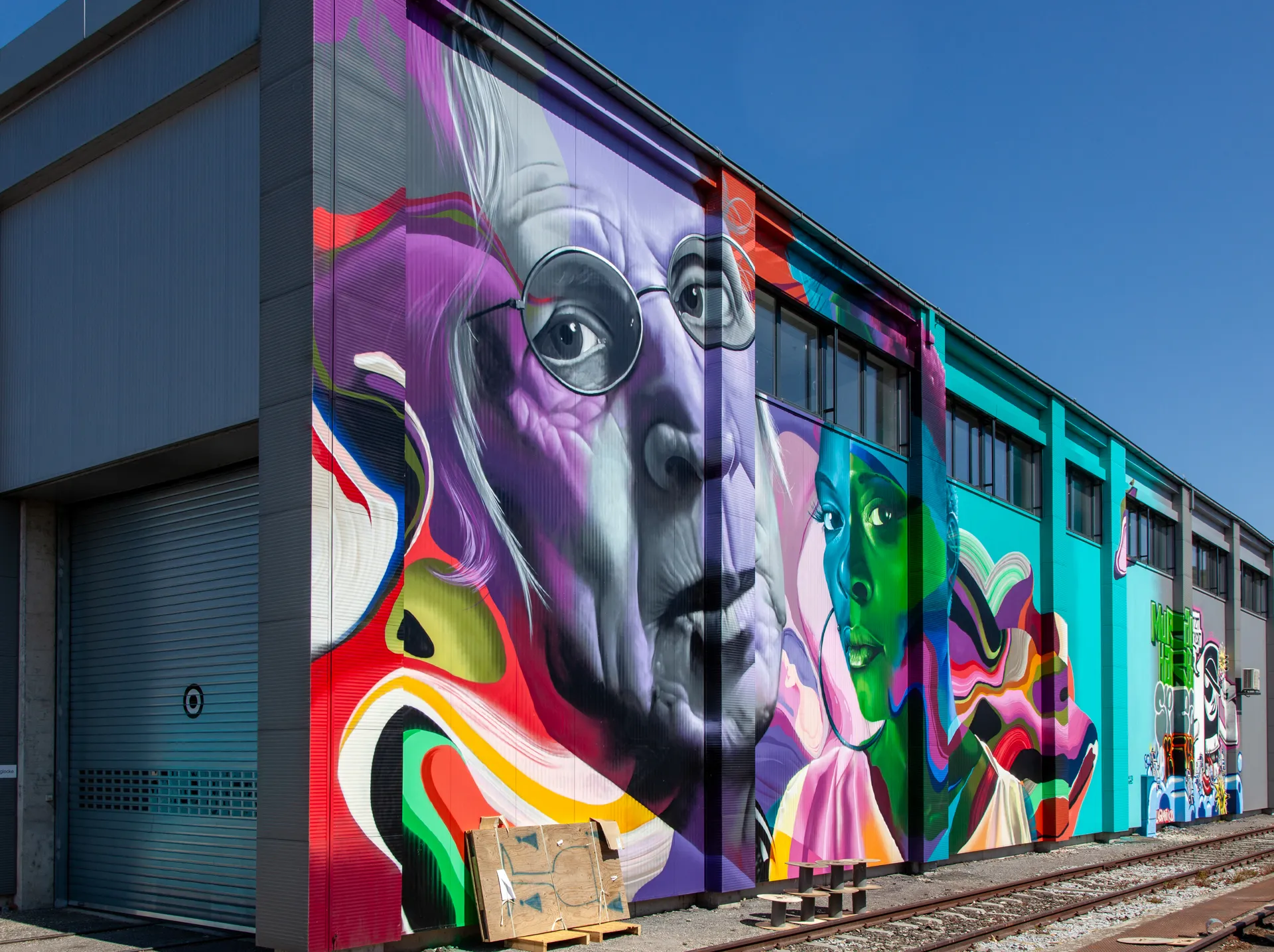 Murales con frutta e simboli astratti.