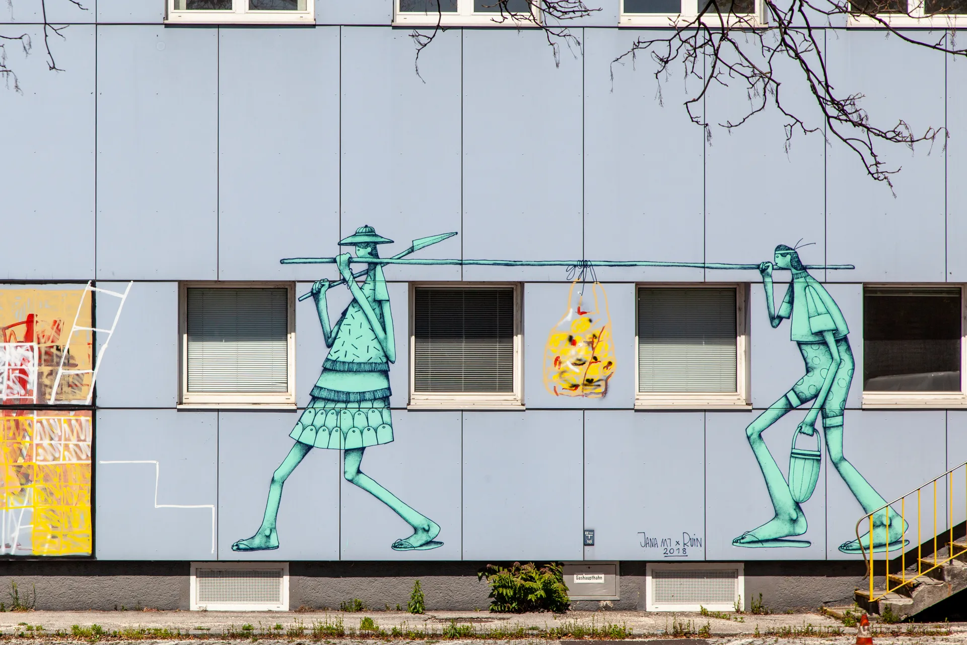 Murales con elementi iconici e colori vivaci.