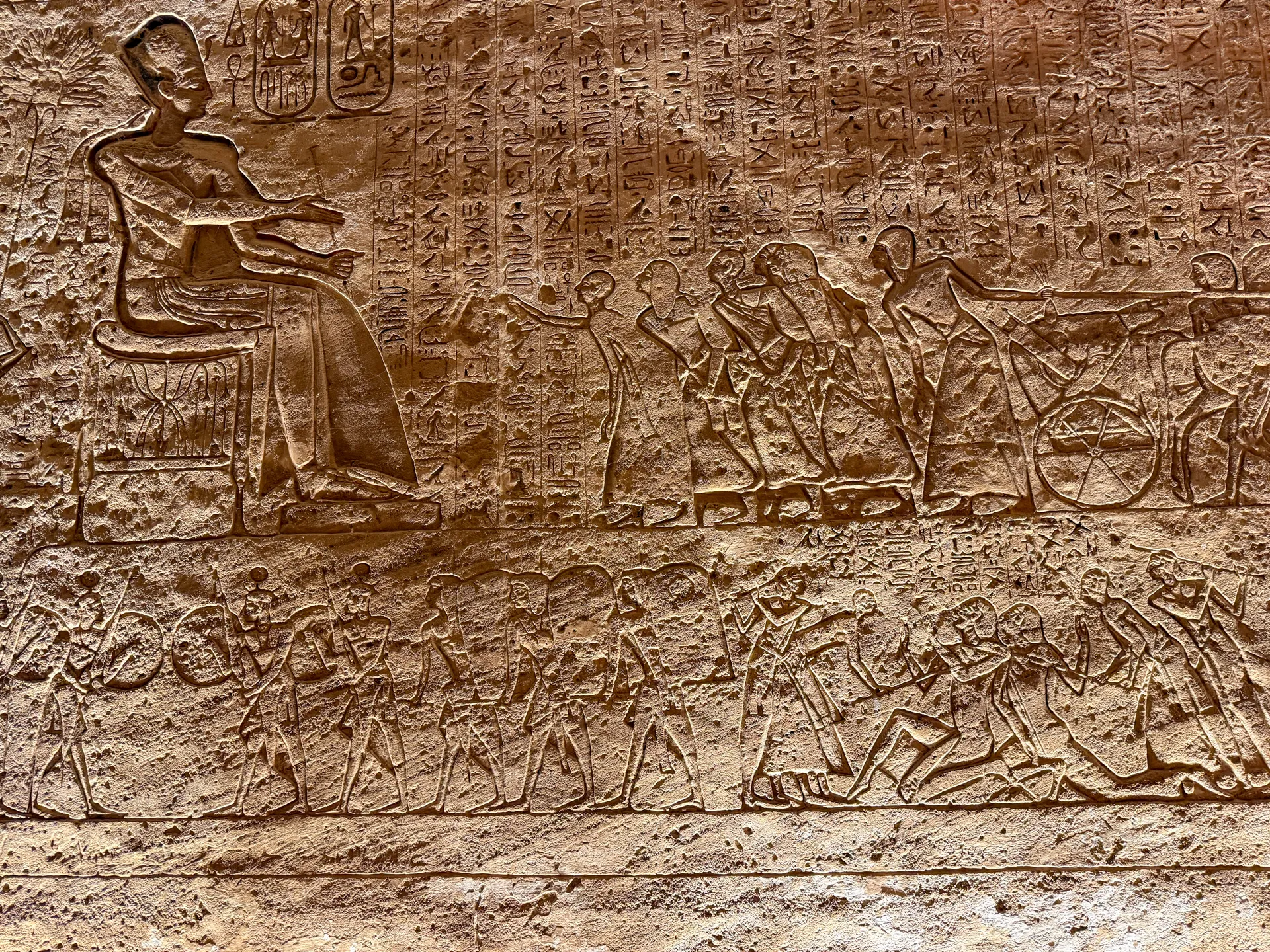 Incisione con una processione religiosa nel tempio di Abu Simbel.