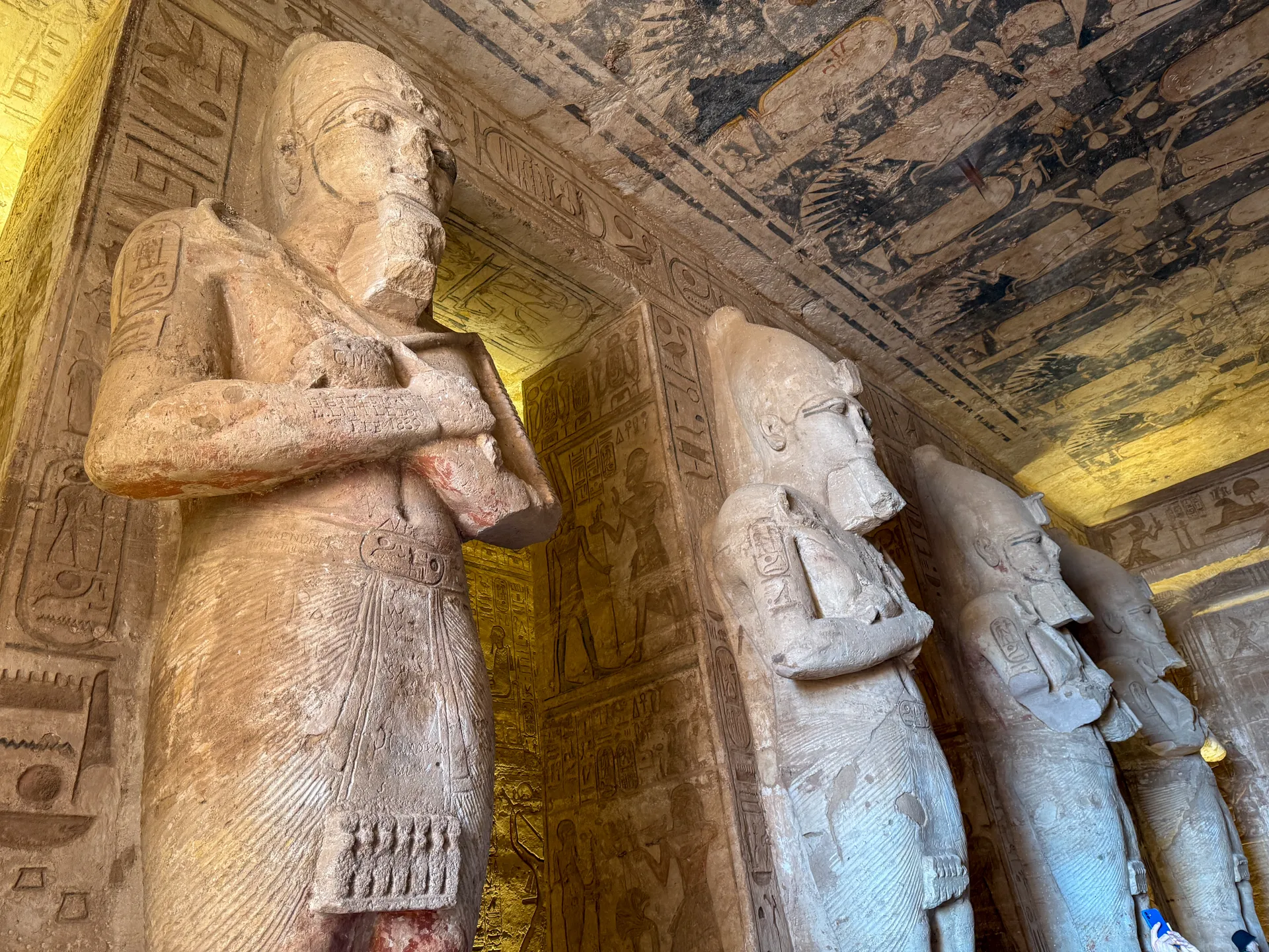 Statua monumentale di Ramses II all'interno del tempio.