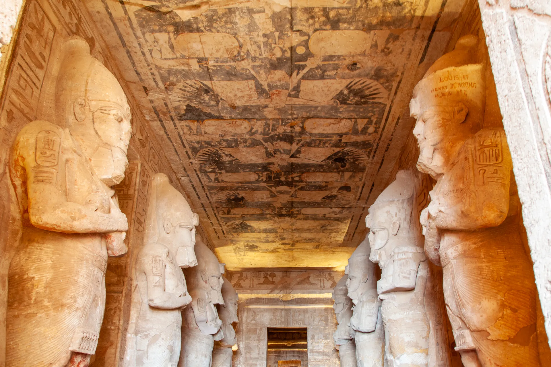 Statue colossali di Ramses II all'ingresso del Grande Tempio di Abu Simbel.