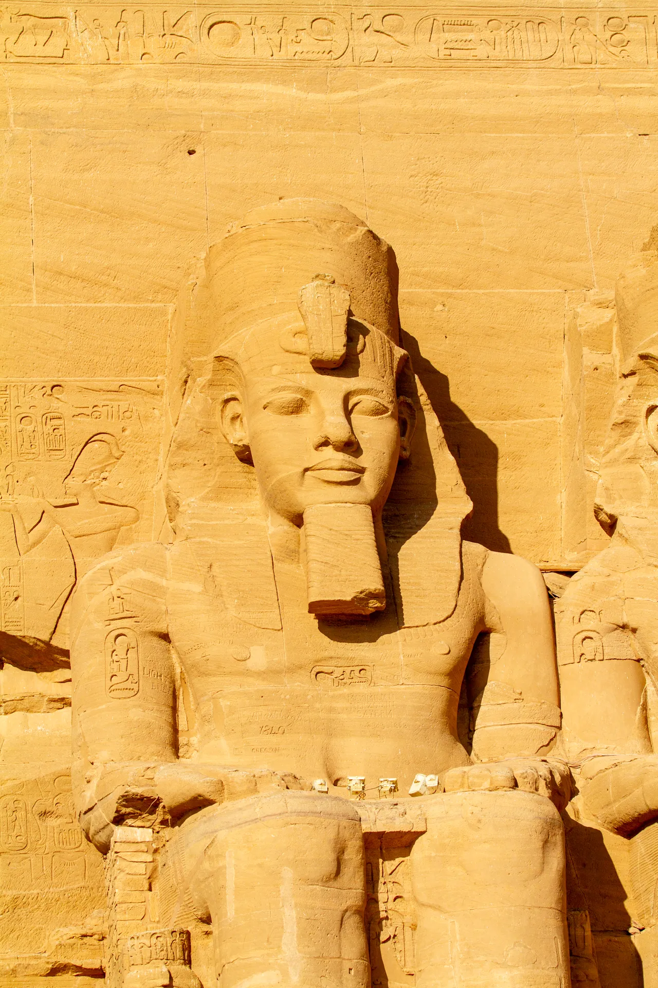 Statua colossale di Ramses II illuminata dal sole.