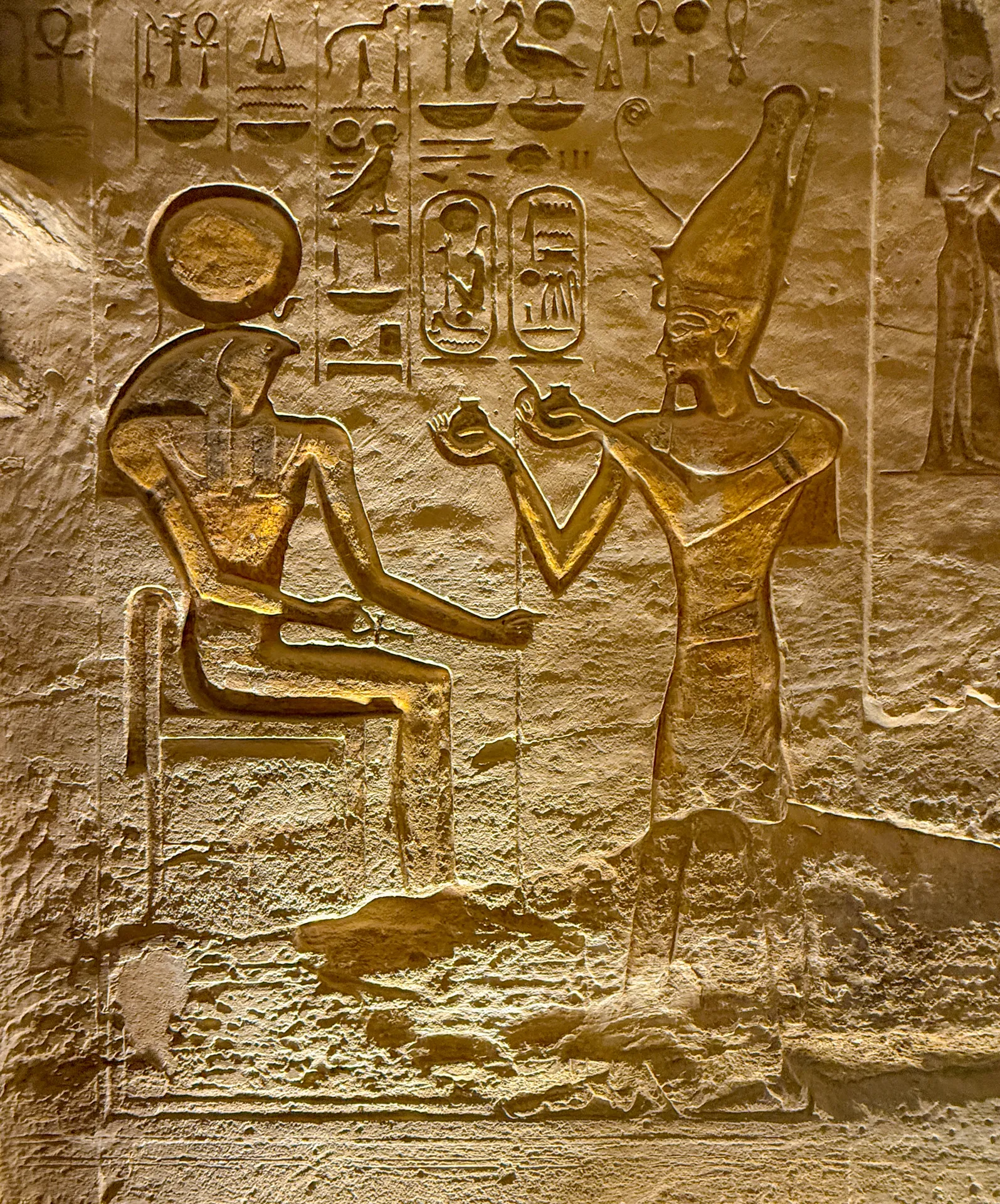 Geroglifico di Ramses II mentre fa un'offerta rituale nel tempio di Abu Simbel.
