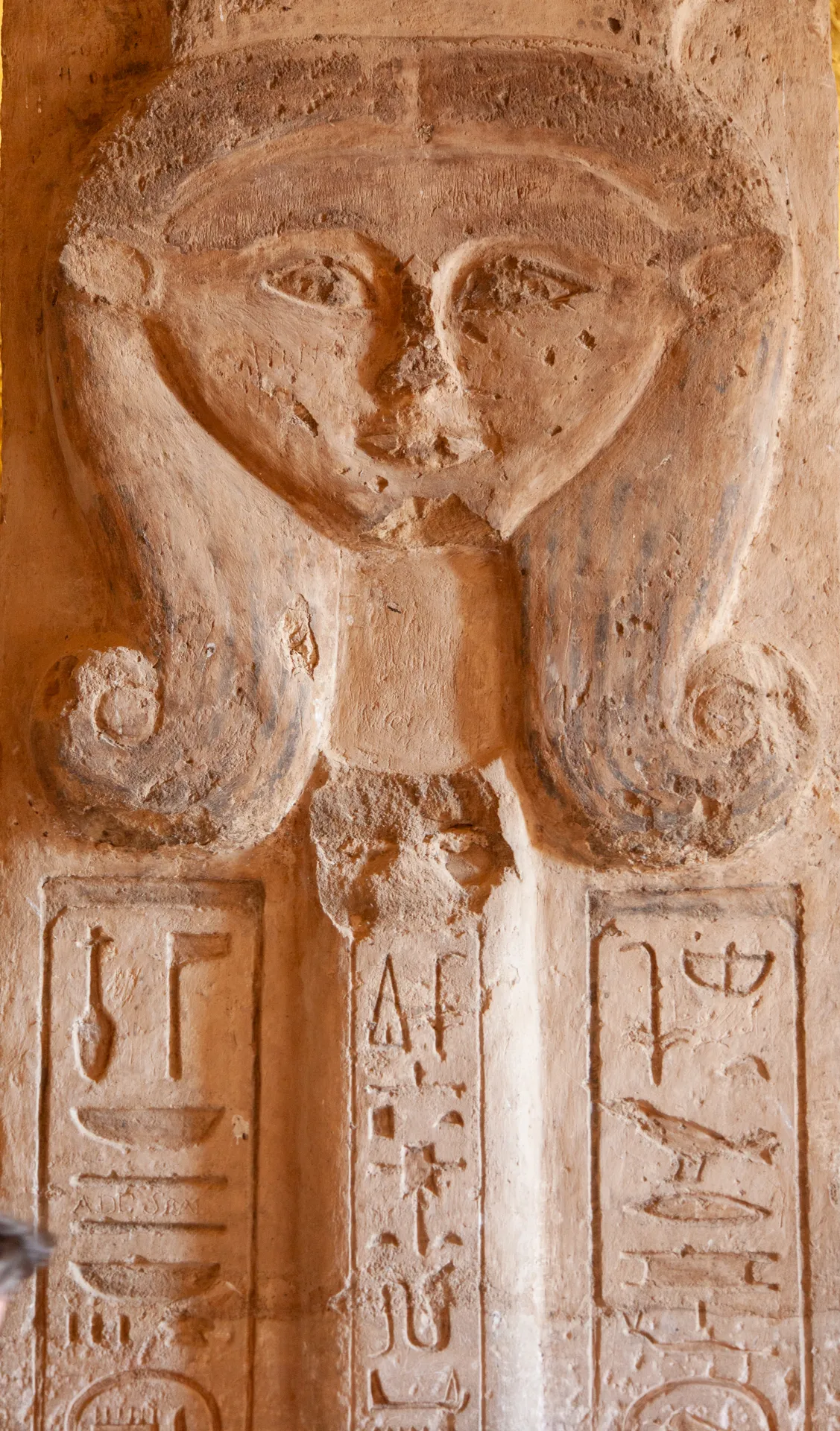 Rilievo con barca sacra e toro nel tempio di Abu Simbel.