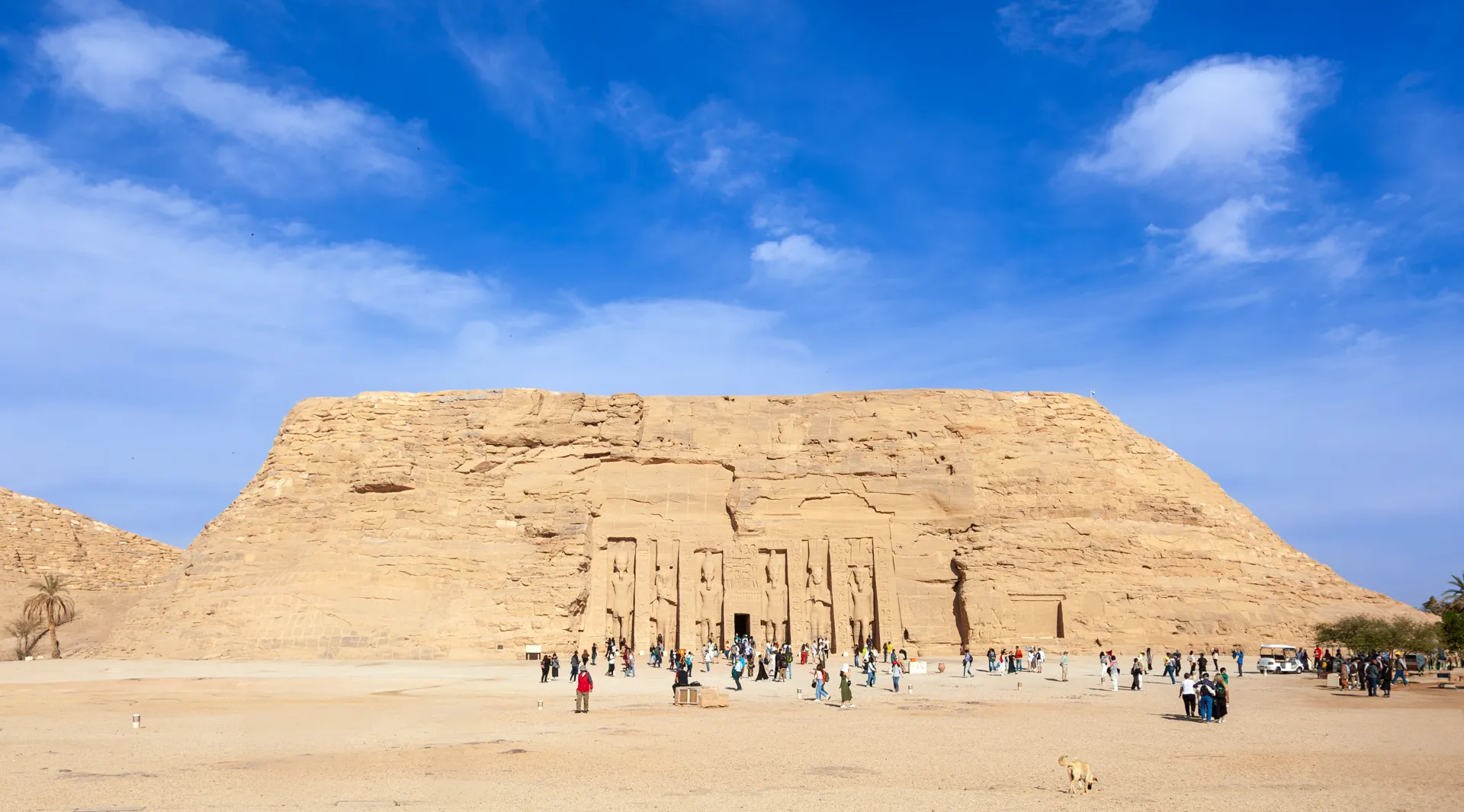 Vista della facciata del tempio minore di Abu Simbel con statue di Ramses II e Nefertari.