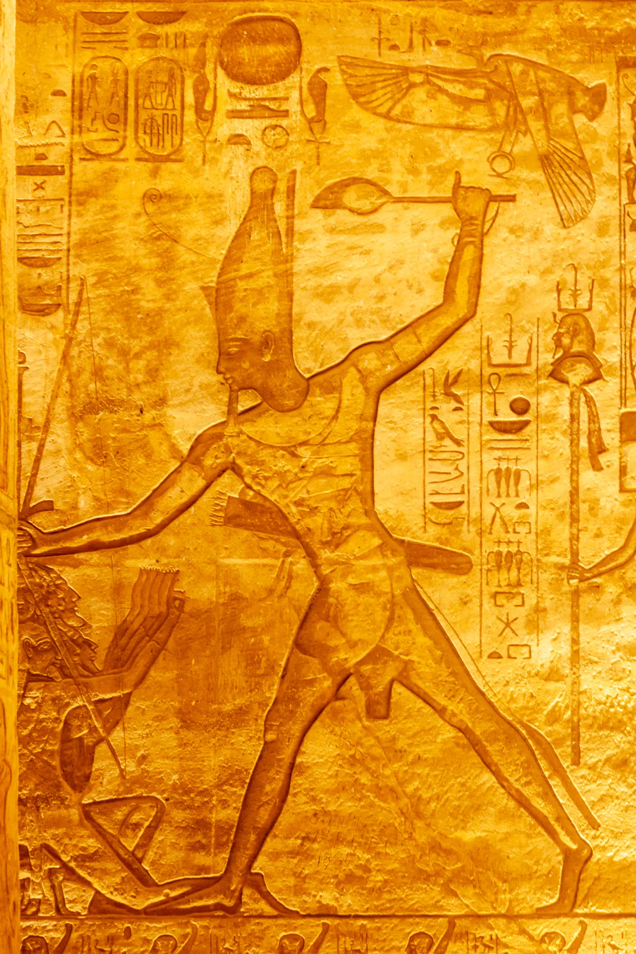 Geroglifico con Ramses II che sconfigge un nemico nel tempio di Abu Simbel.