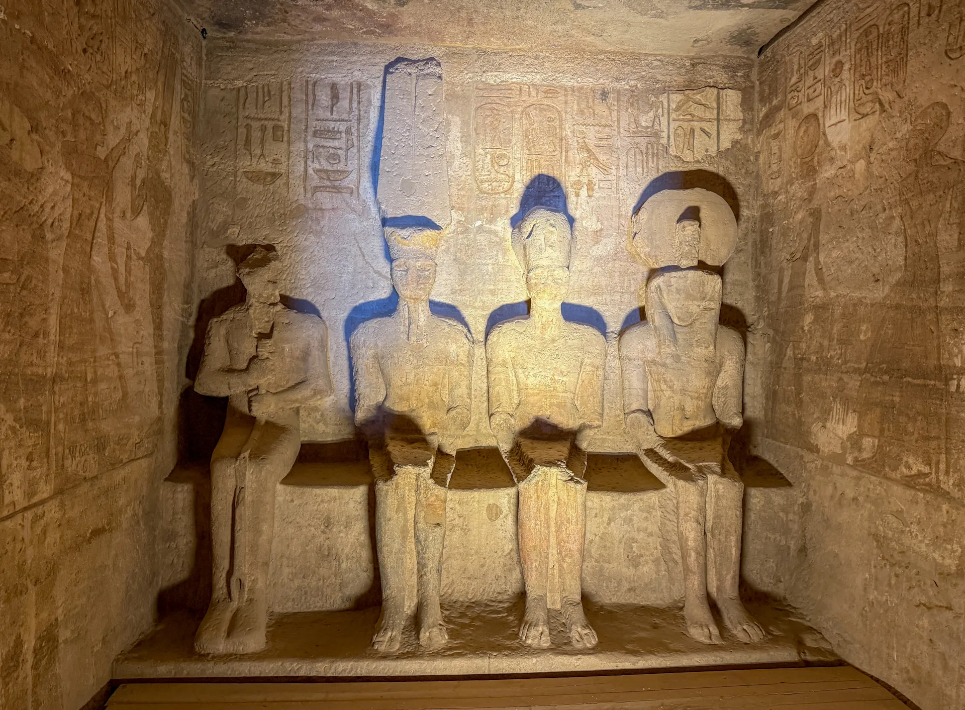 Statue nel santuario del Grande Tempio di Abu Simbel.