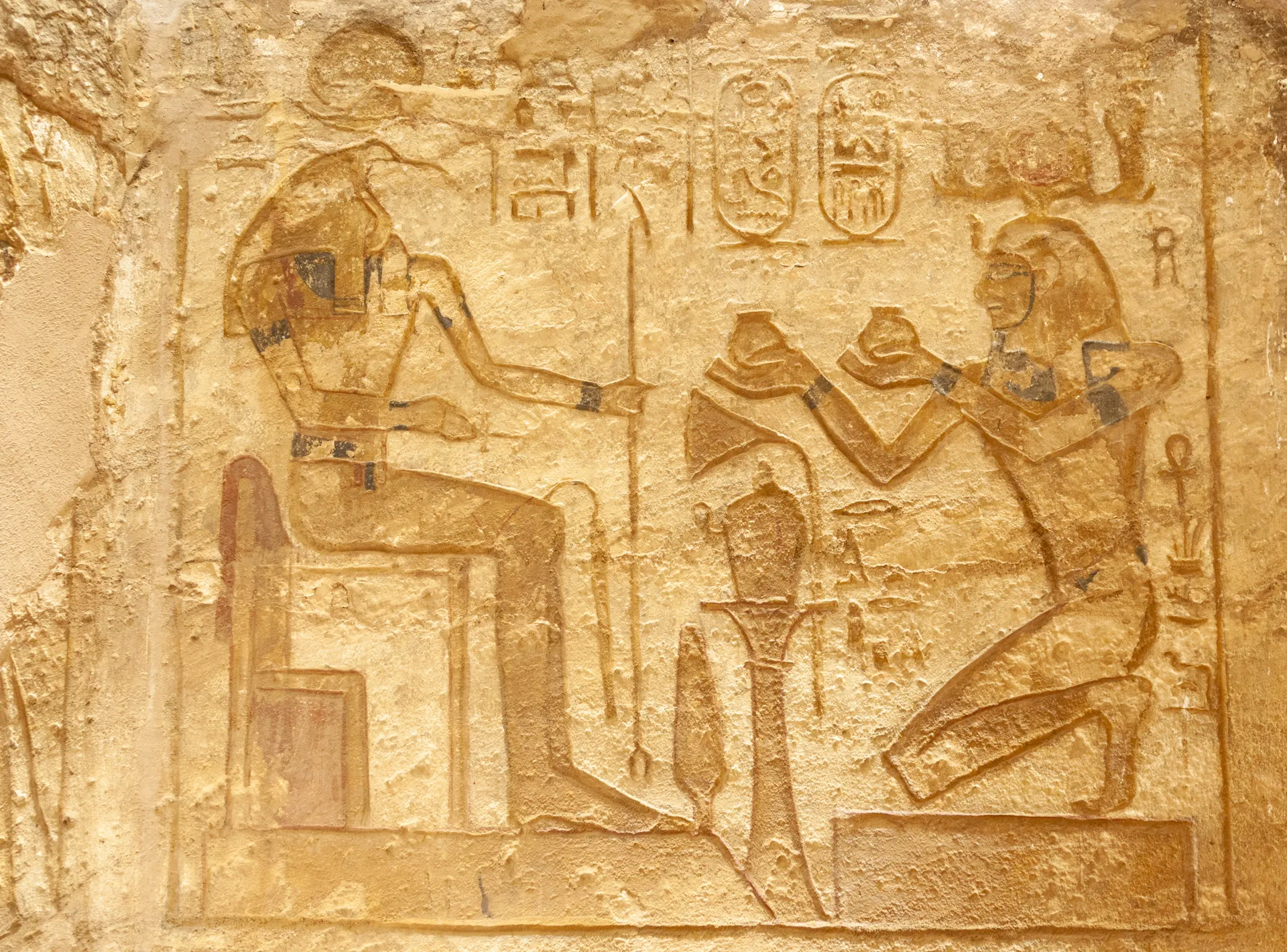 Bassorilievo con offerta rituale a una divinità nel tempio di Abu Simbel.