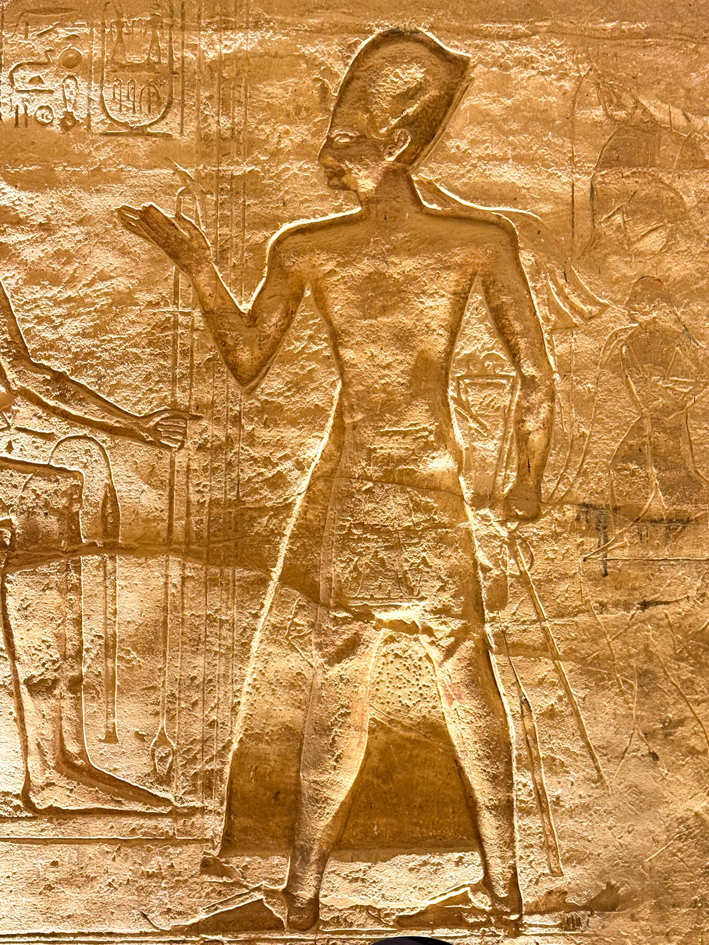 Figura di Ramses II scolpita nelle pareti interne del tempio.