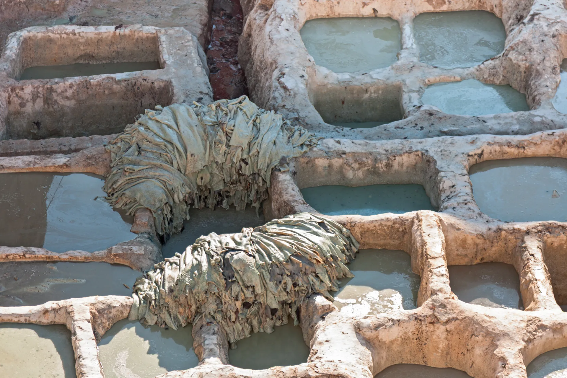 Vasche di lavorazione della pelle nelle concerie di Fès, Marocco.
