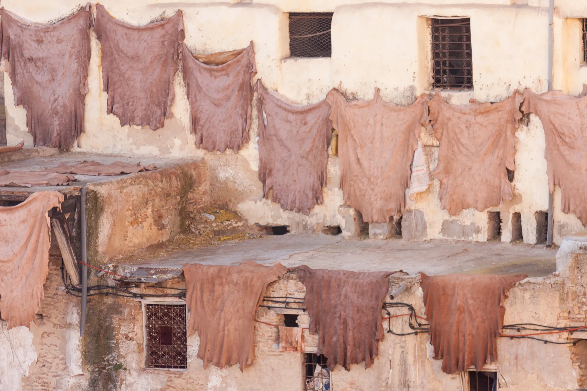 Pelli appese ai muri per asciugare nella medina di Fès.