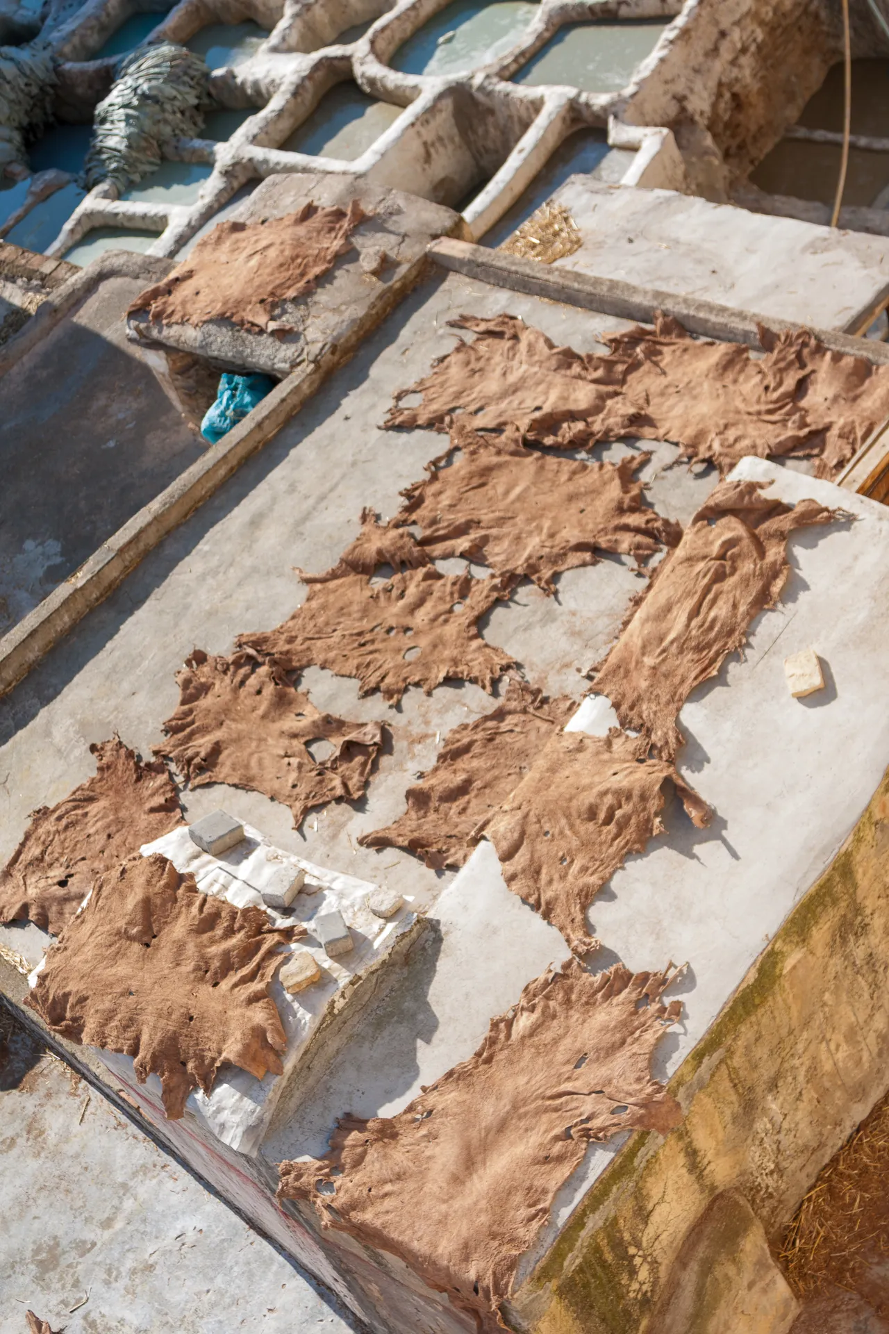 Pelli lasciate ad asciugare sui tetti di edifici in una conceria a Fès.