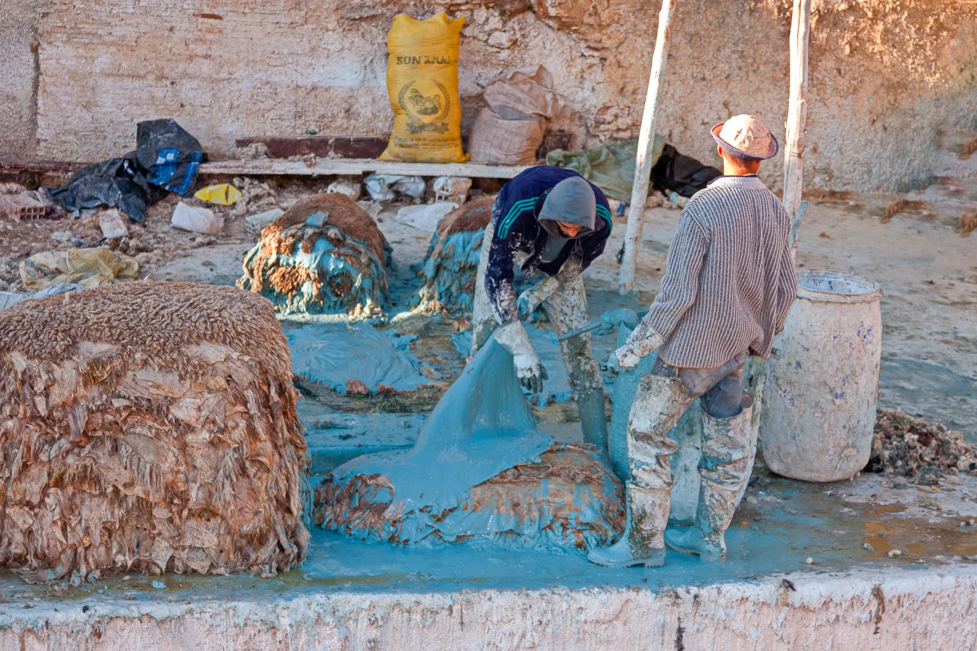 Tintura delle pelli con coloranti naturali in conceria a Fès.