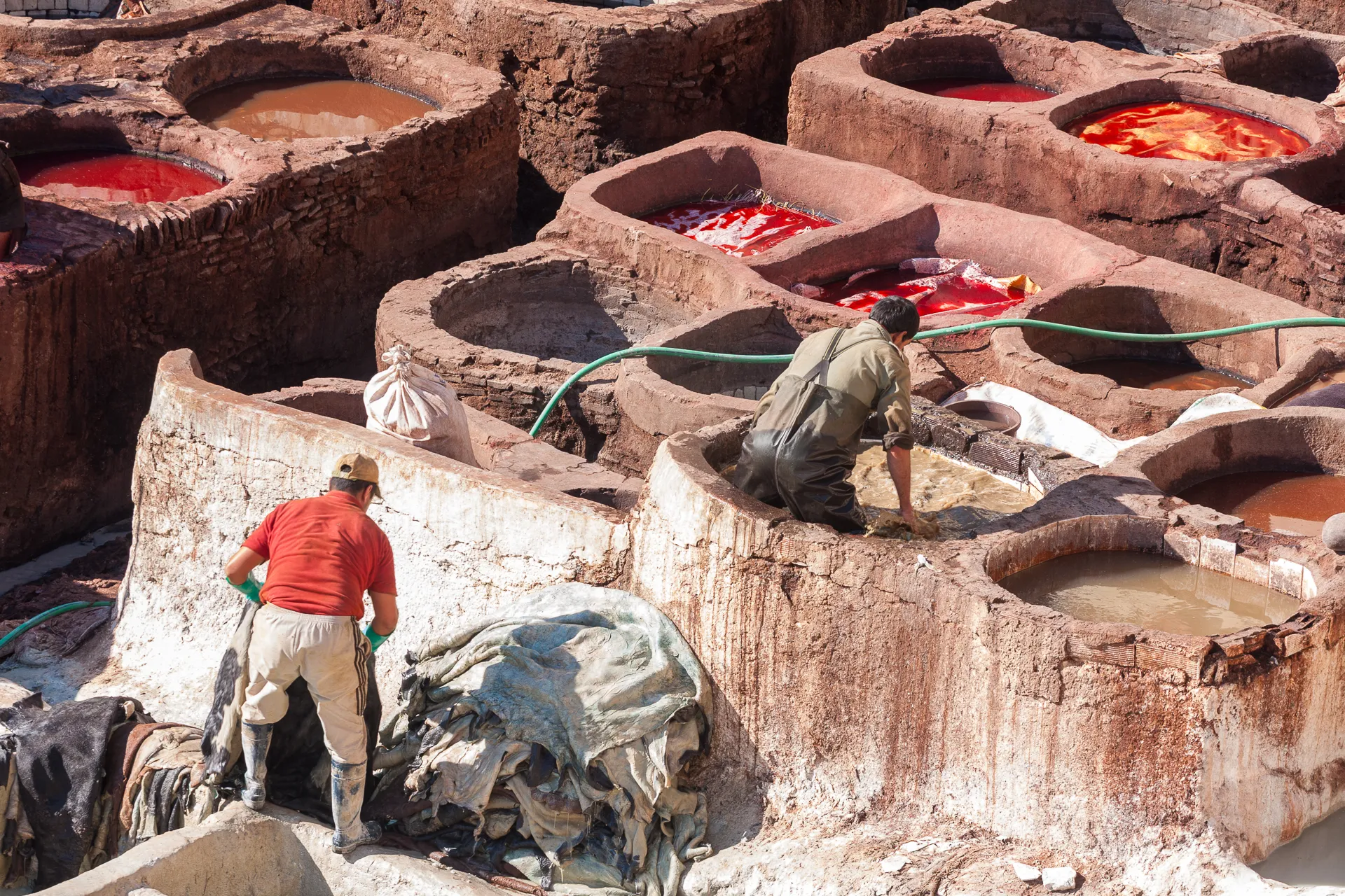 Vasche di tintura nelle tradizionali concerie marocchine di Fès.
