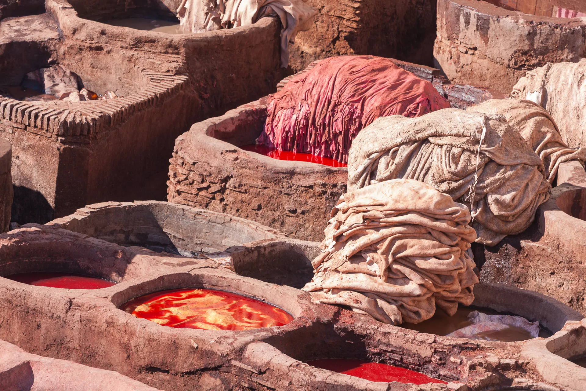 Pelli immerse nelle vasche di tintura con pigmenti naturali a Fès.