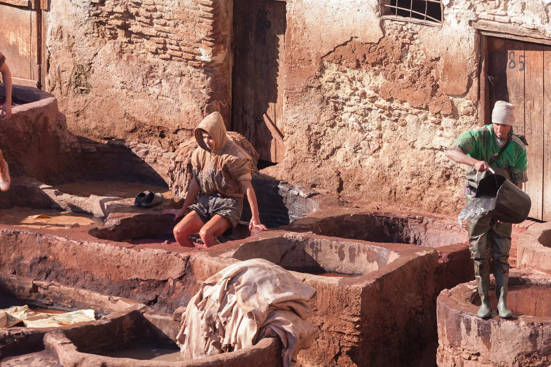 Tintura delle pelli con coloranti rossi nelle concerie di Fès.