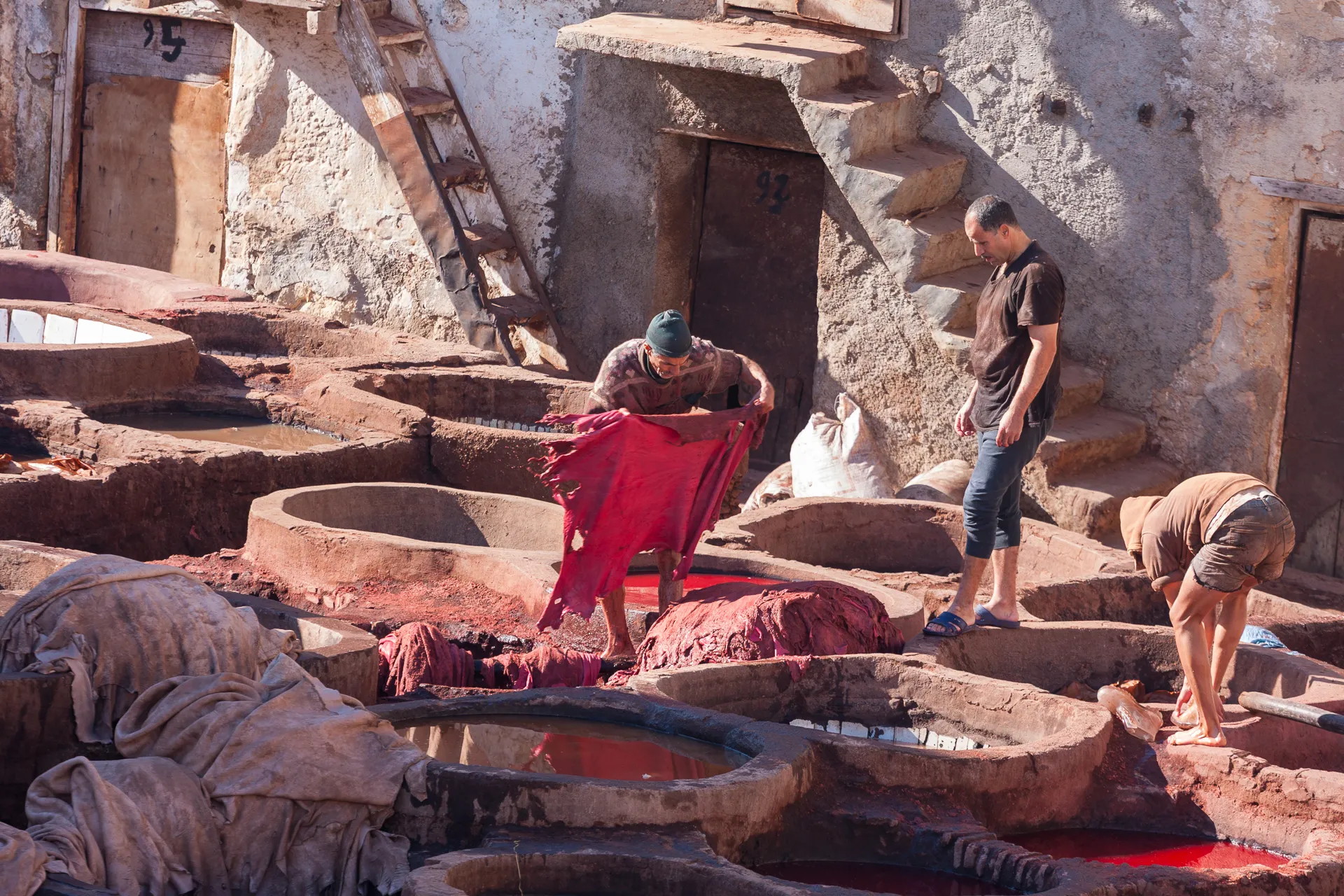 Operai lavorano le pelli nelle vasche di tintura a Fès.