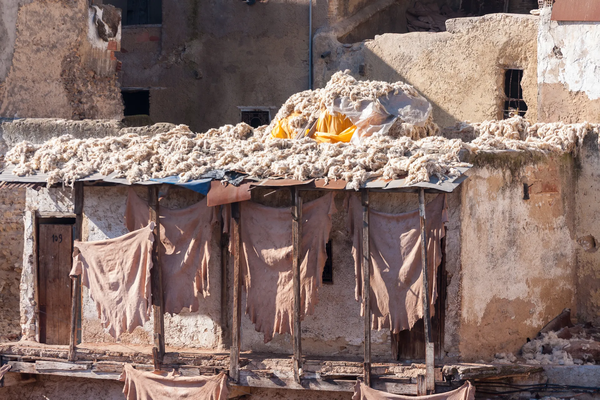 Pelli asciugano sui tetti dopo il trattamento nelle concerie di Fès.