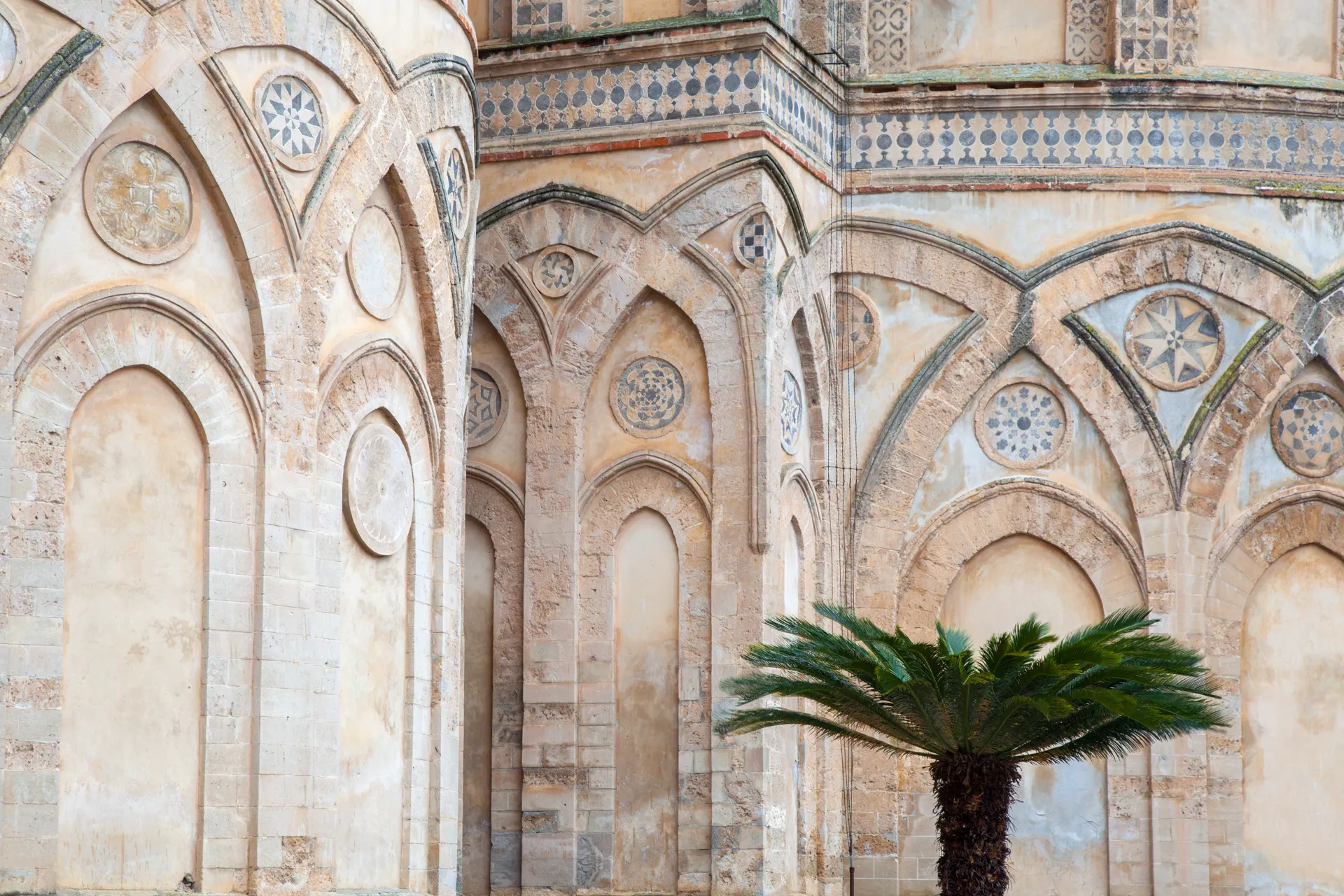 Decorazioni geometriche su pareti esterne del Duomo di Monreale
