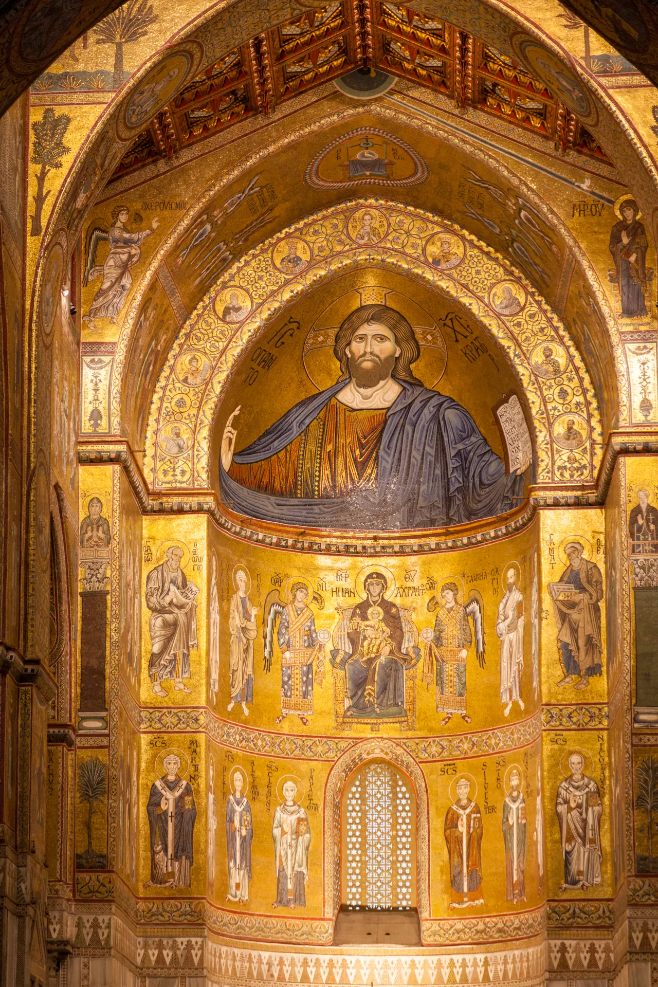 Mosaico dorato di Cristo Pantocratore nel Duomo di Monreale