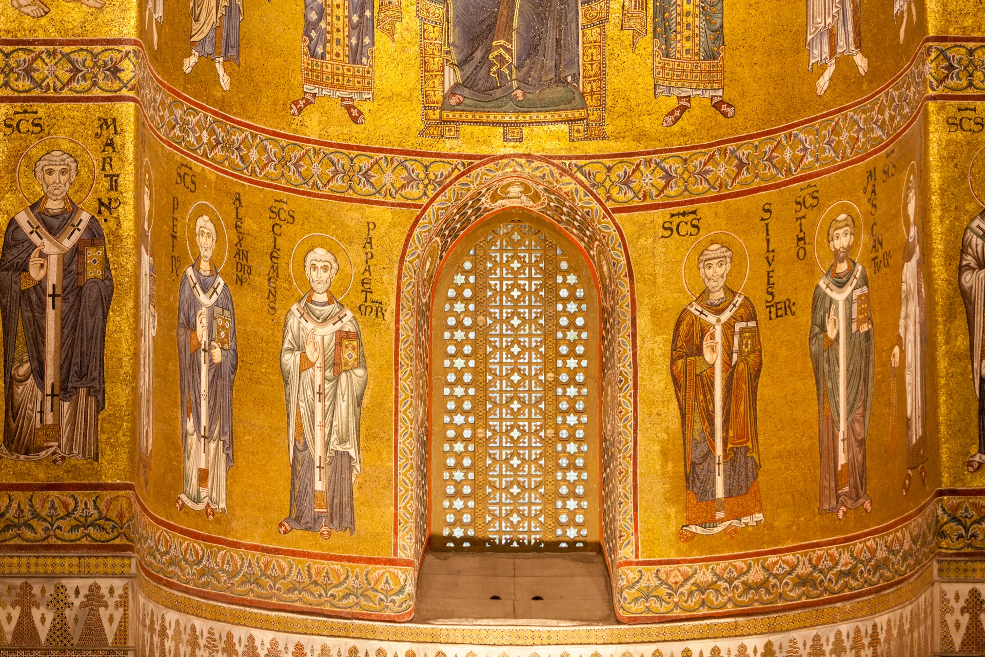 Mosaici di santi e papi nelle pareti del Duomo di Monreale