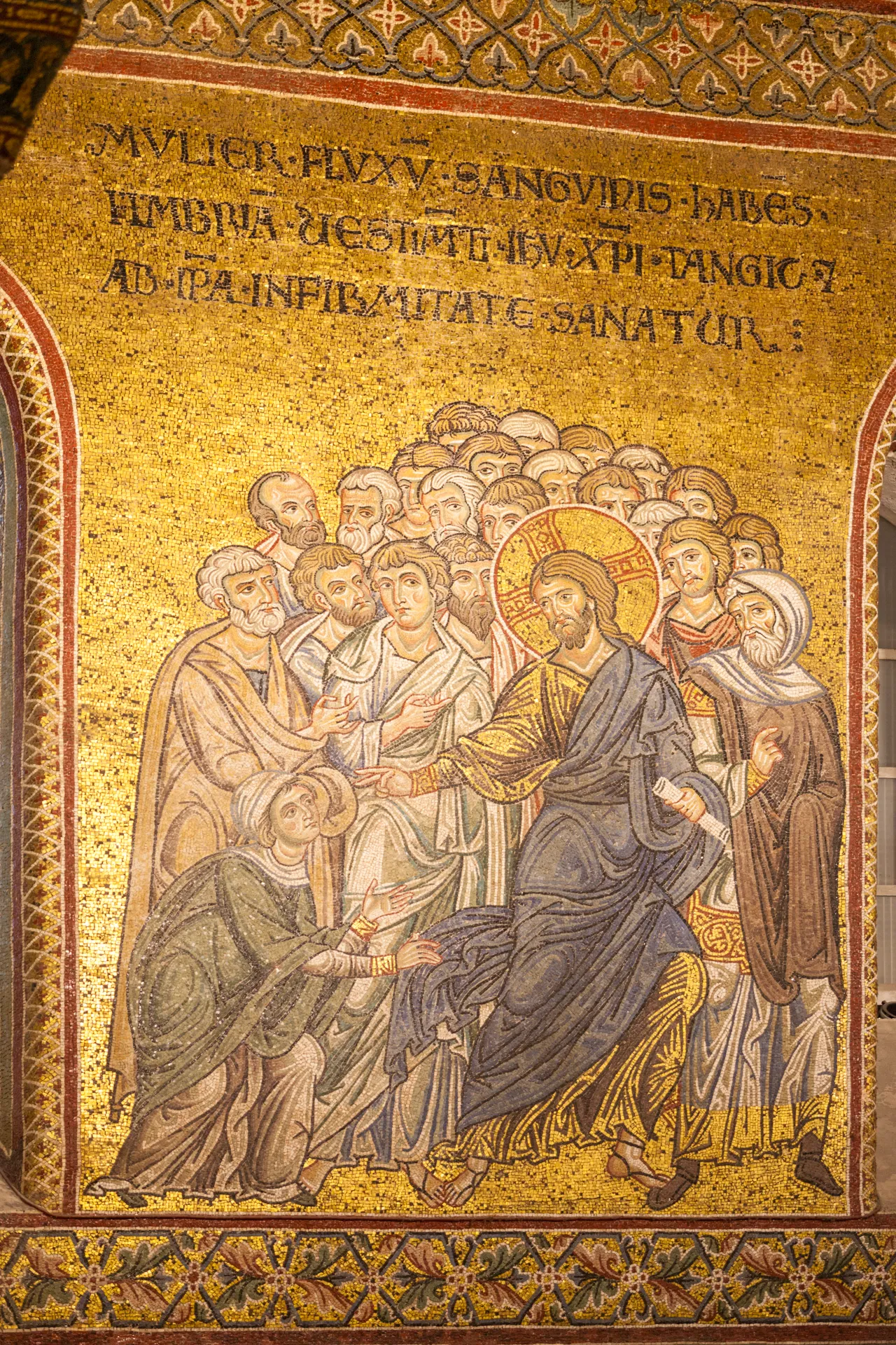 Mosaico con Gesù che guarisce la donna emorroissa