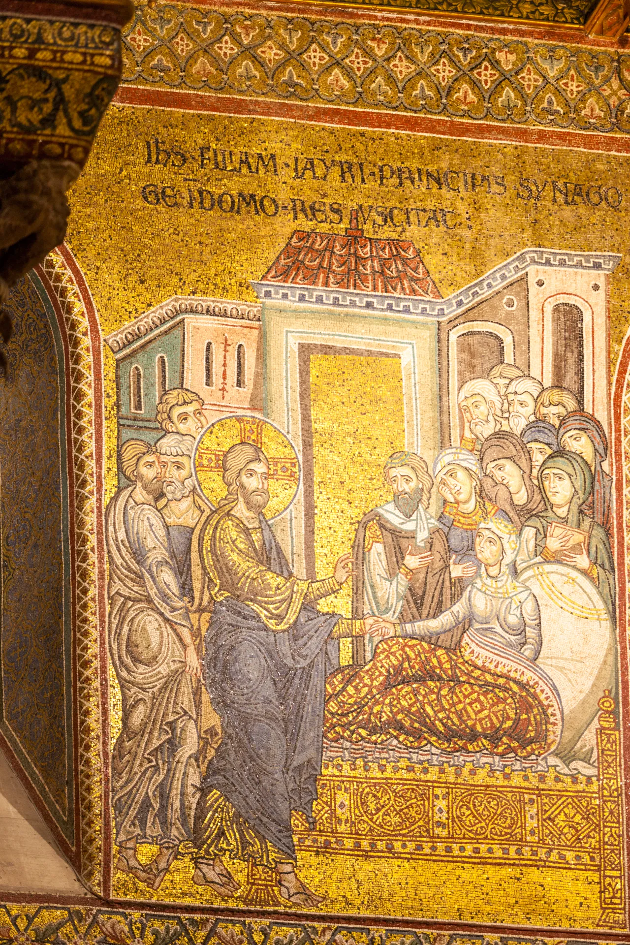 Gesù resuscita la figlia di Giairo nel mosaico dorato