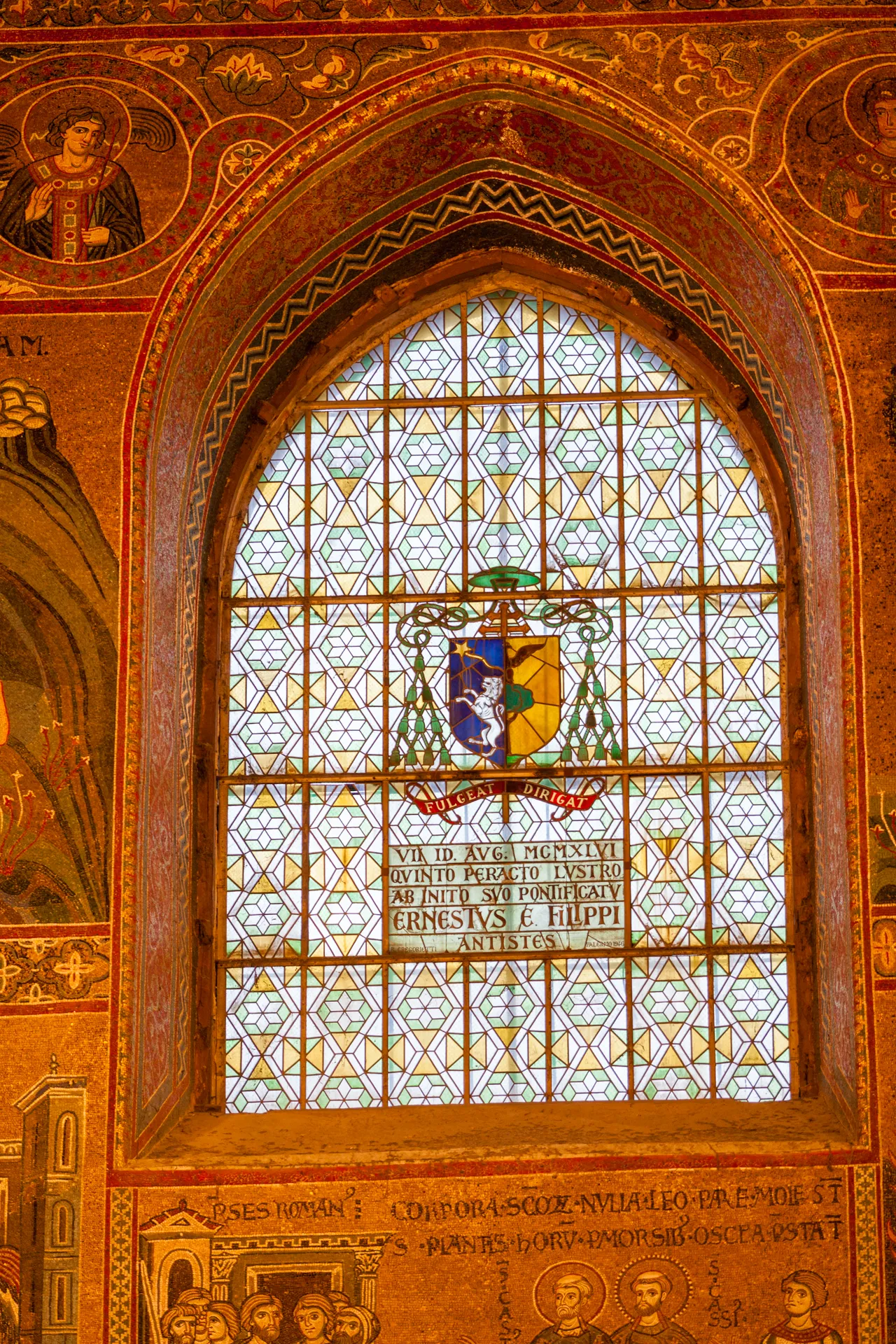 Vetrata colorata con stemma vescovile nel Duomo di Monreale