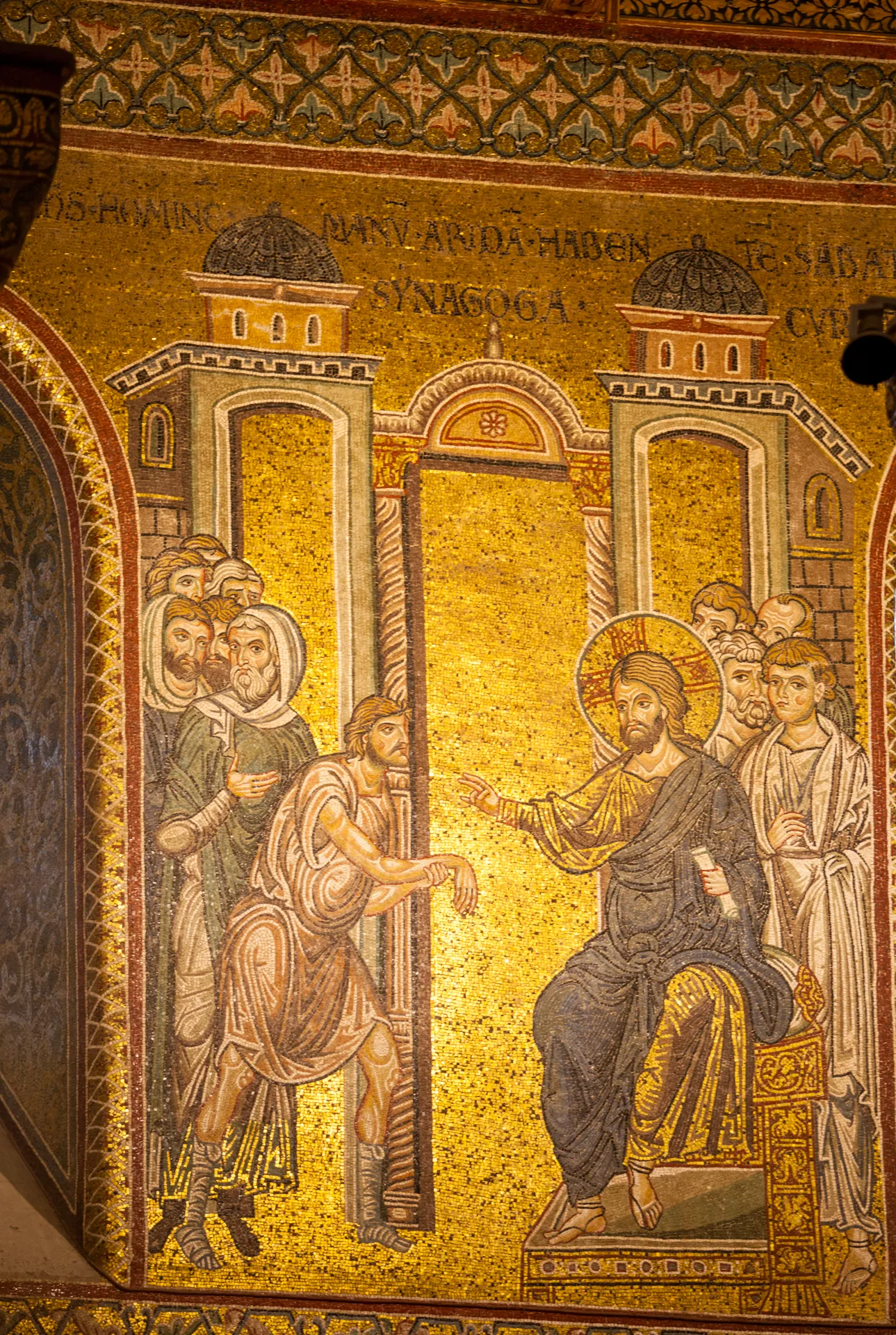 Mosaico con Gesù che guarisce la mano inaridita di un uomo
