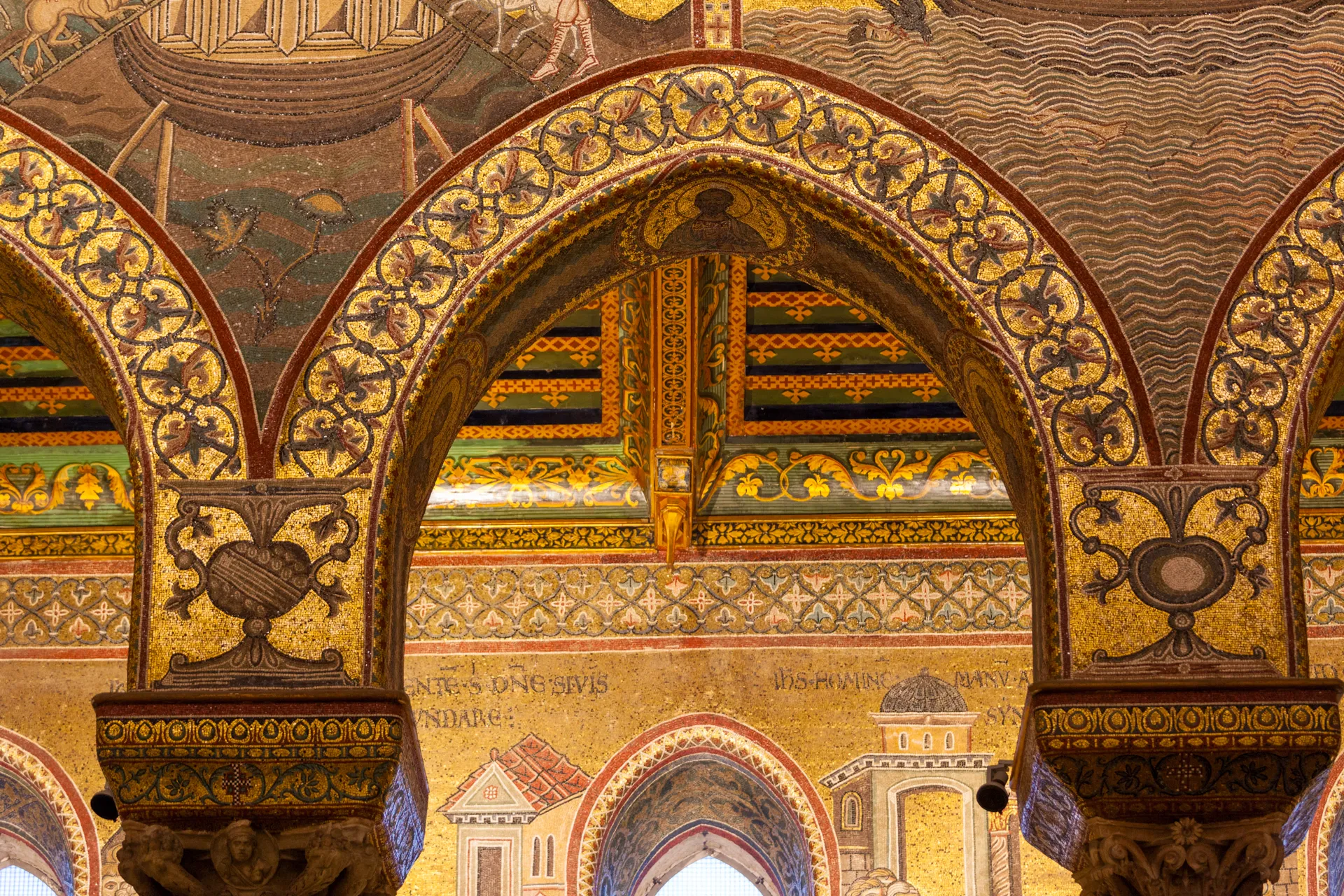 Dettaglio di archi decorati con mosaici dorati e motivi geometrici