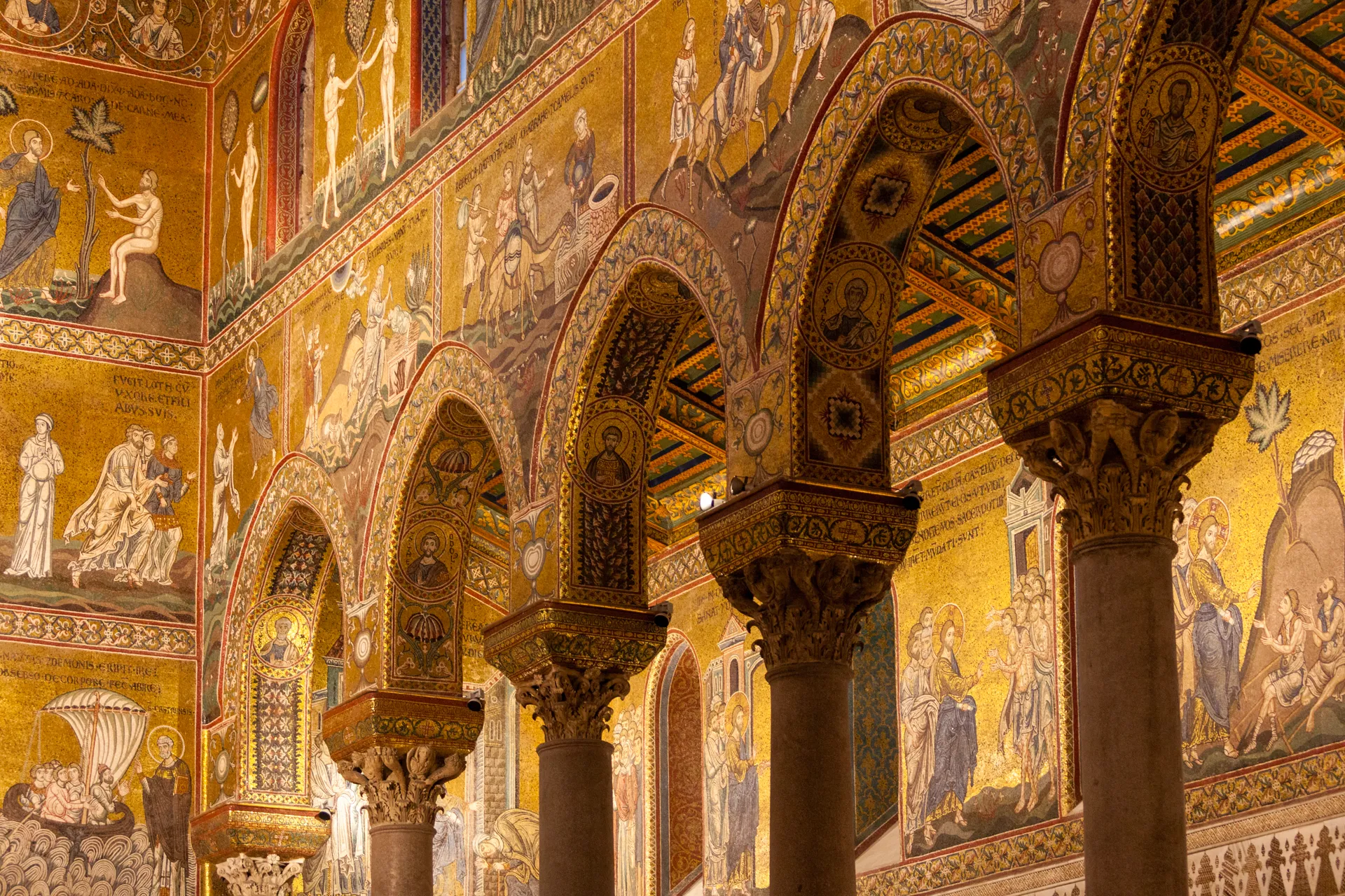 Veduta interna del Duomo di Monreale con colonne e mosaici