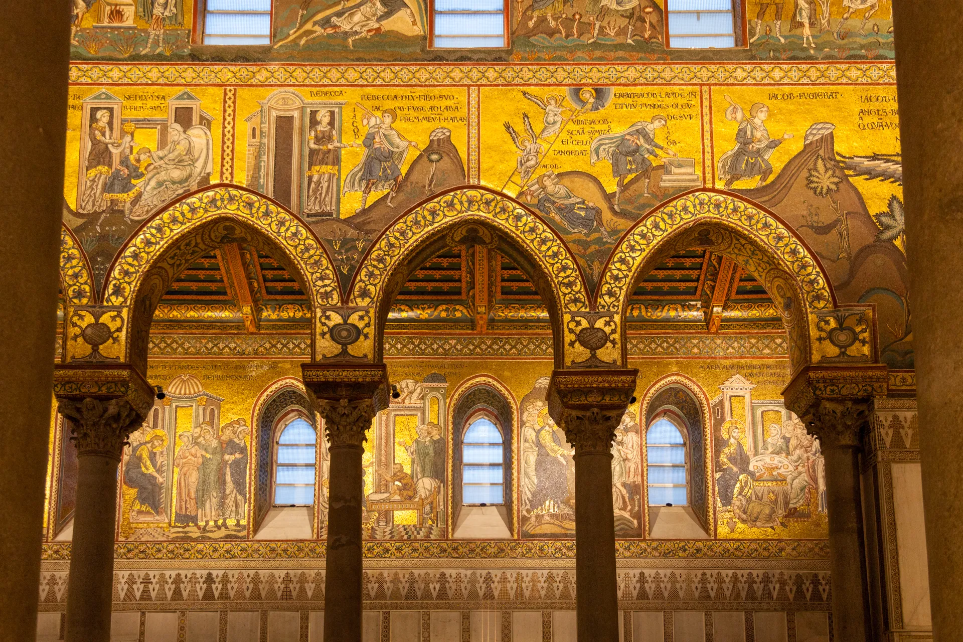 Interno della navata del Duomo con mosaici e colonne