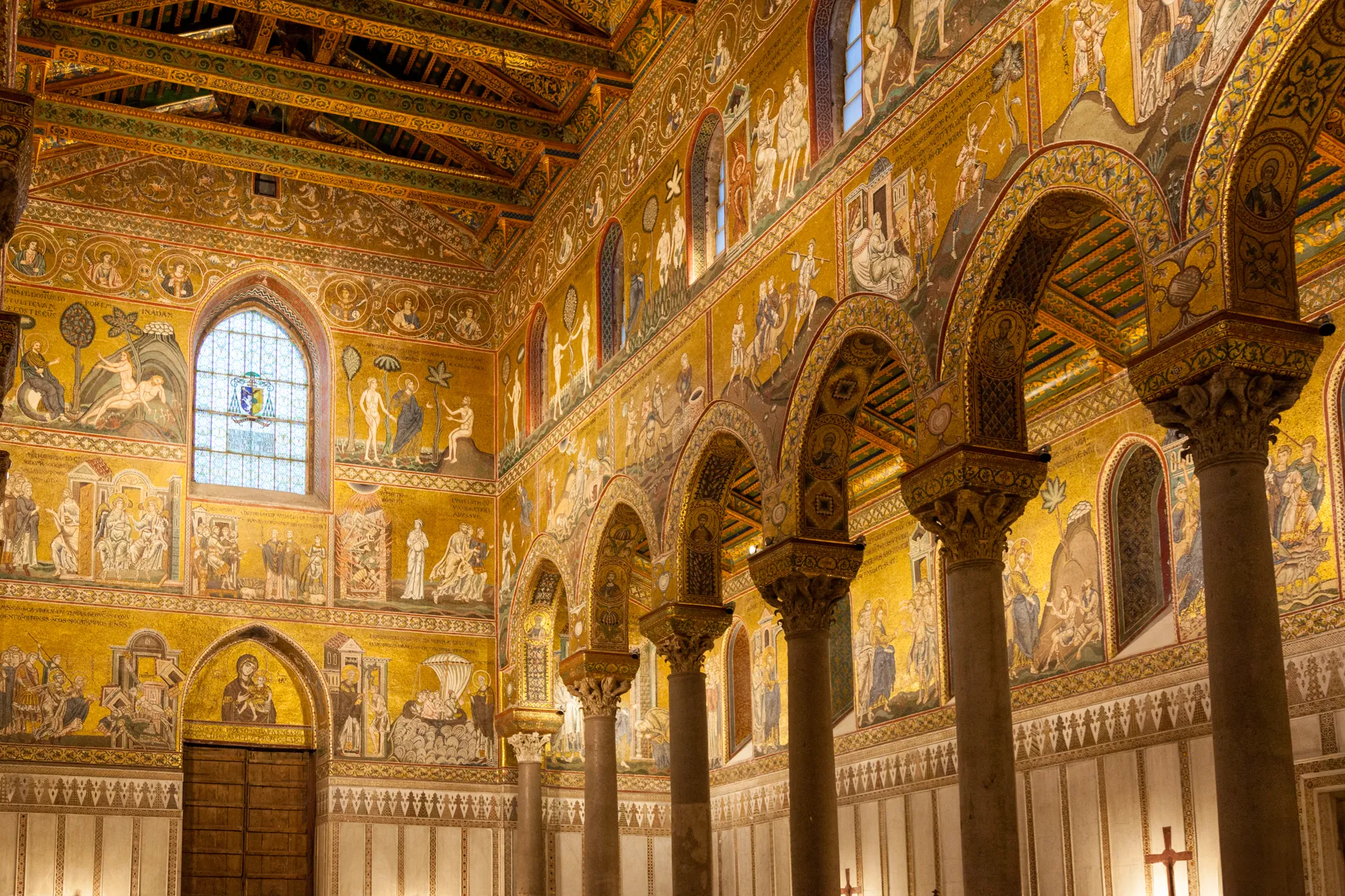 Navata del Duomo di Monreale con colonne e mosaici dorati