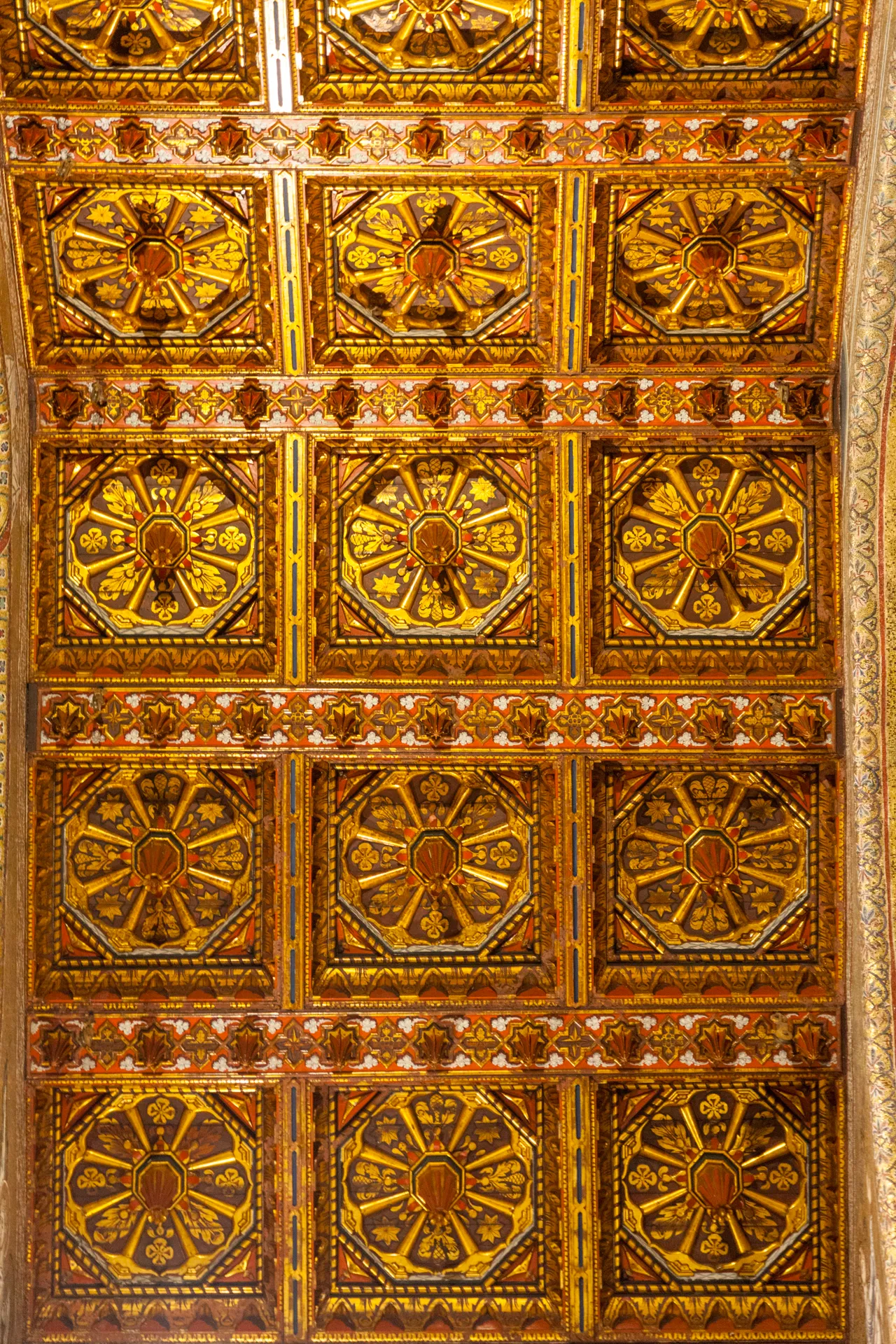Soffitto ligneo decorato con motivi geometrici nel Duomo di Monreale