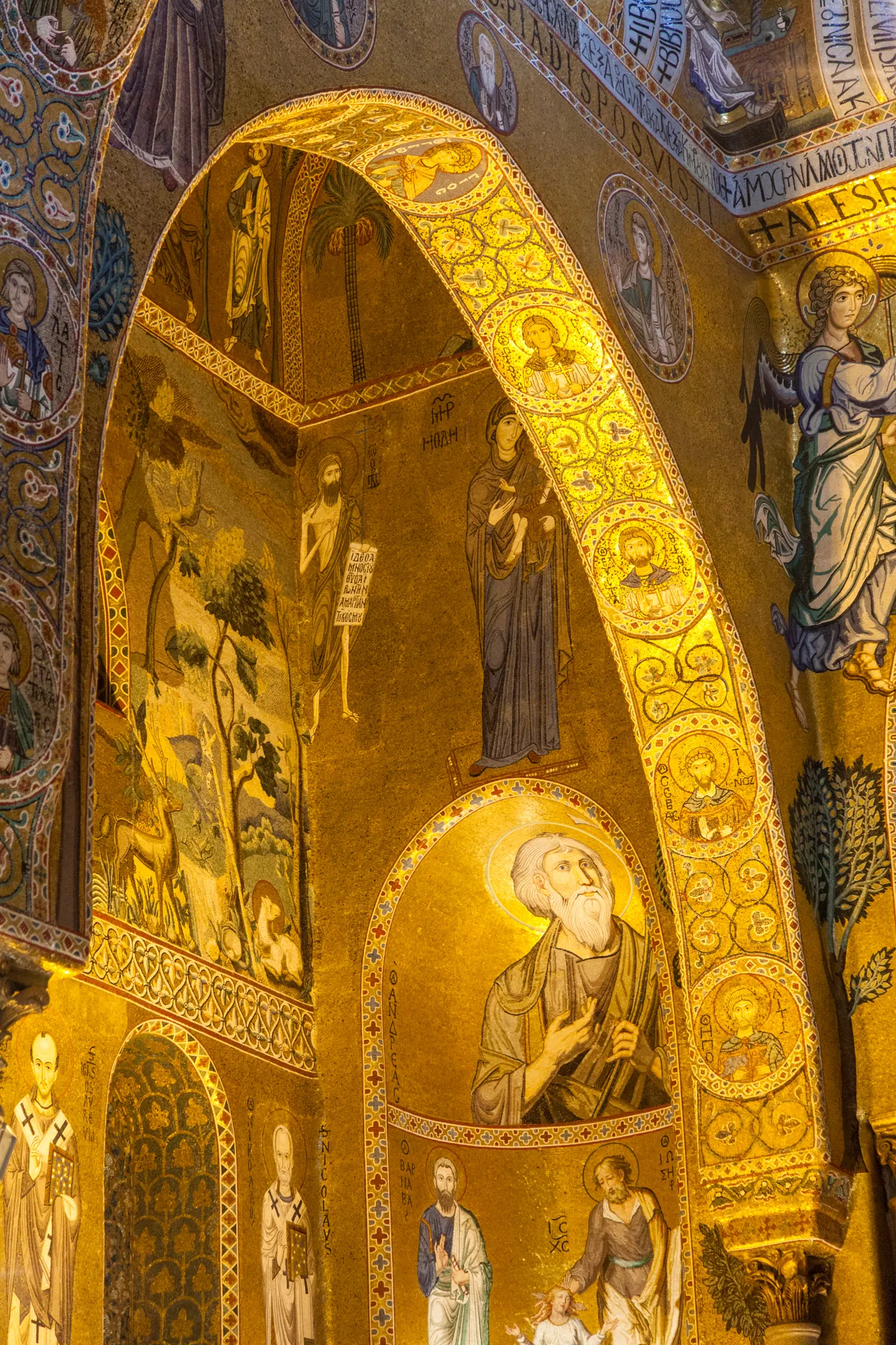 Arco decorato e figure di santi nella Cappella Palatina di Palermo