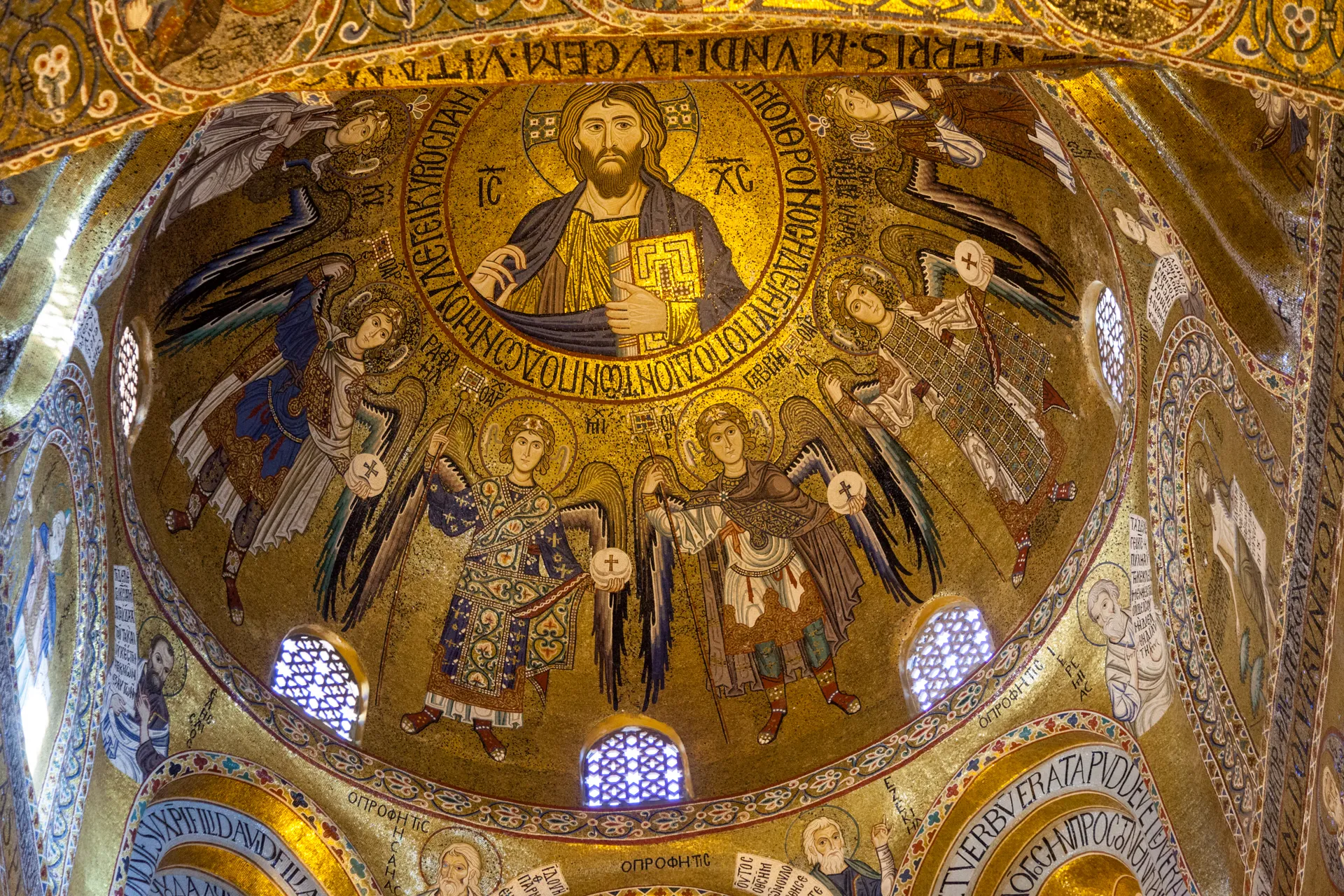 Cupola della Cappella Palatina con il Cristo Pantocratore e gli arcangeli su fondo dorato
