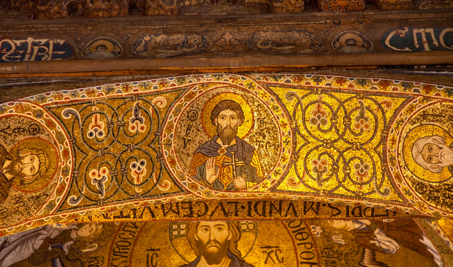 Volto di apostolo su mosaico dorato nella Cappella Palatina di Palermo
