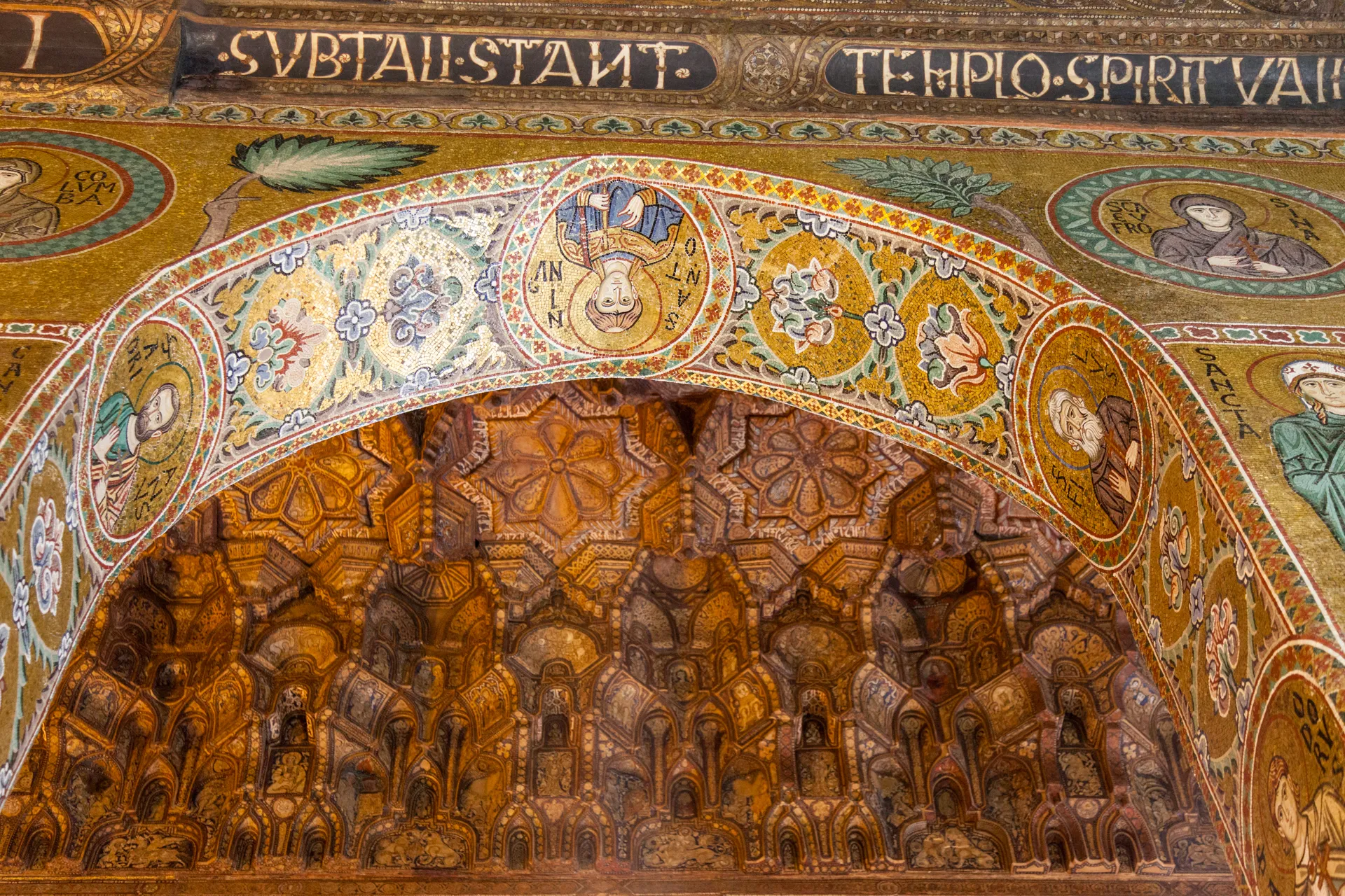 Arco con mosaici e soffitto muqarnas nella Cappella Palatina di Palermo