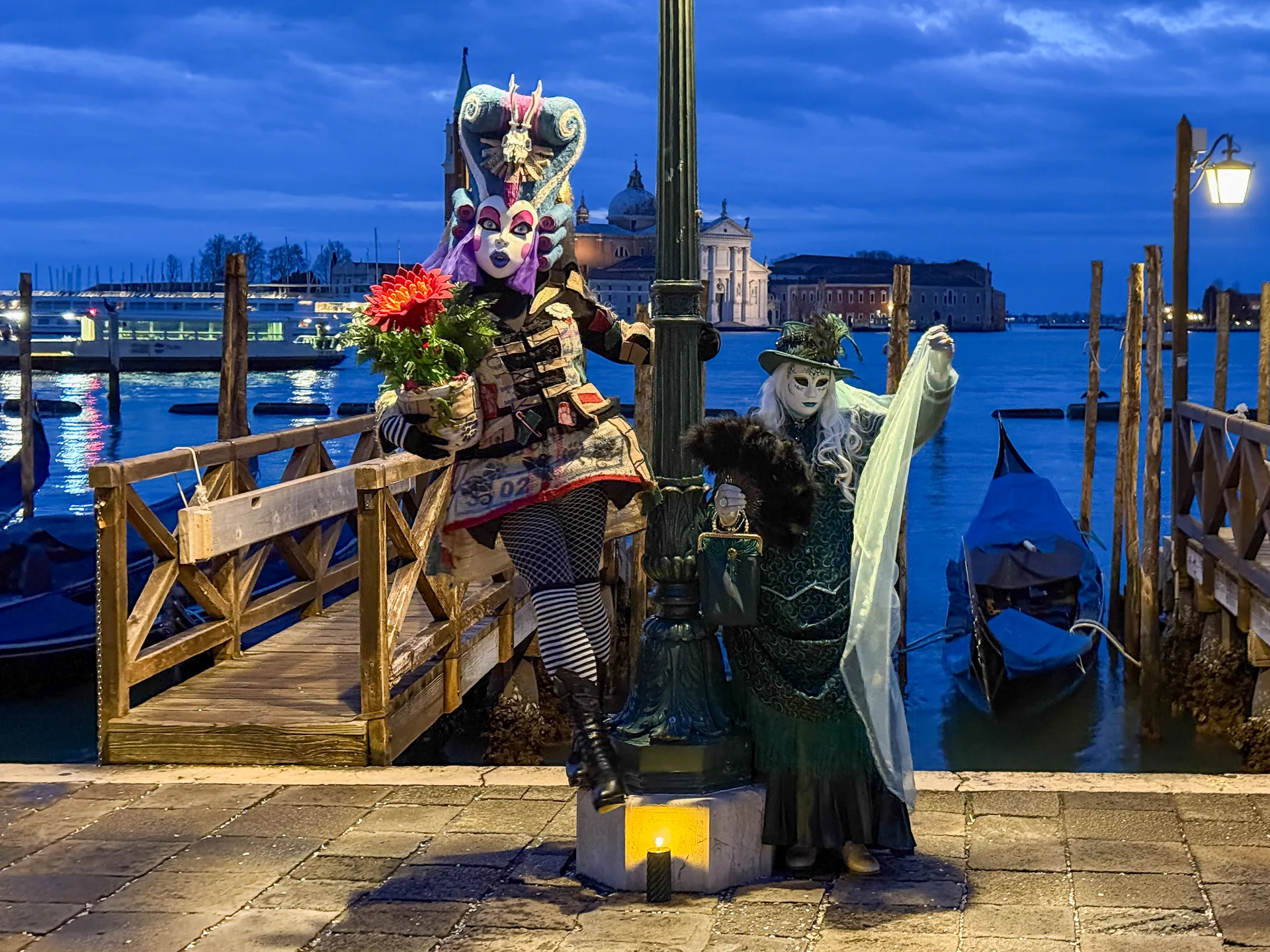 Coppia di maschere artistiche al Carnevale di Venezia 2025