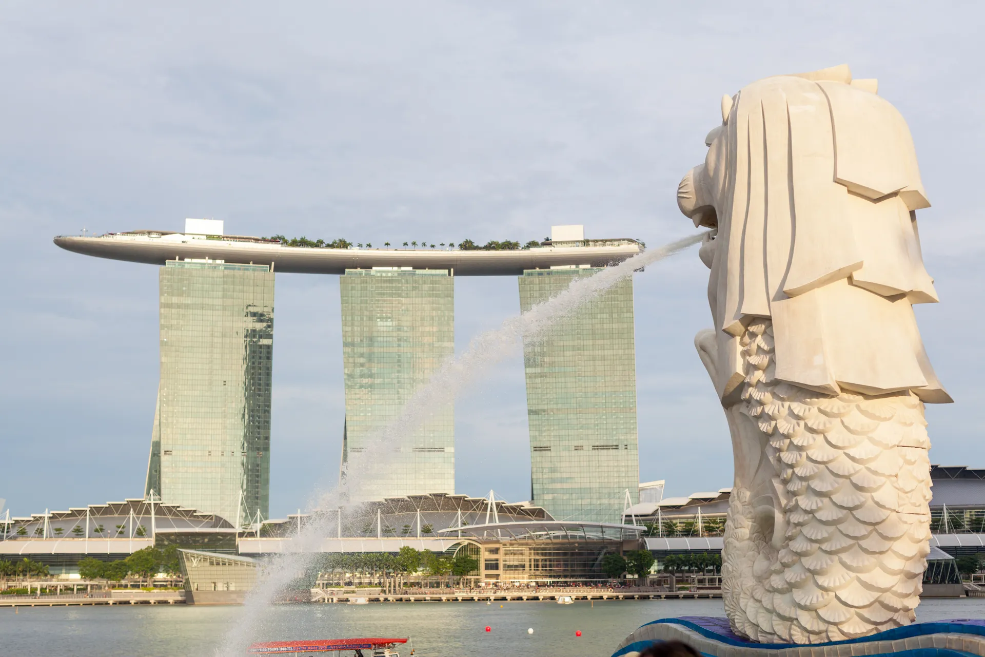 Statua del Merlion con Marina Bay Sands di giorno