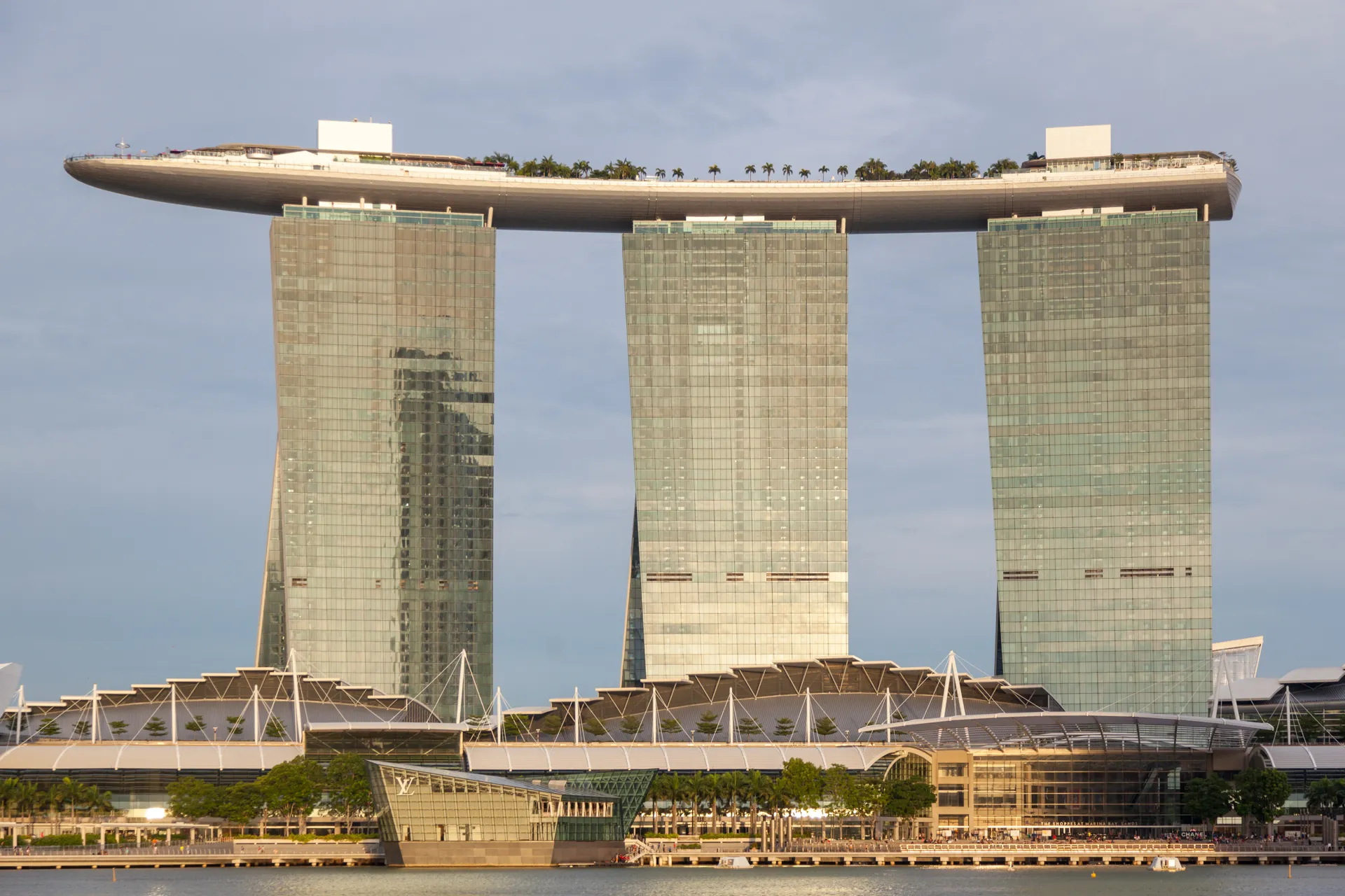 Vista frontale Marina Bay Sands di giorno